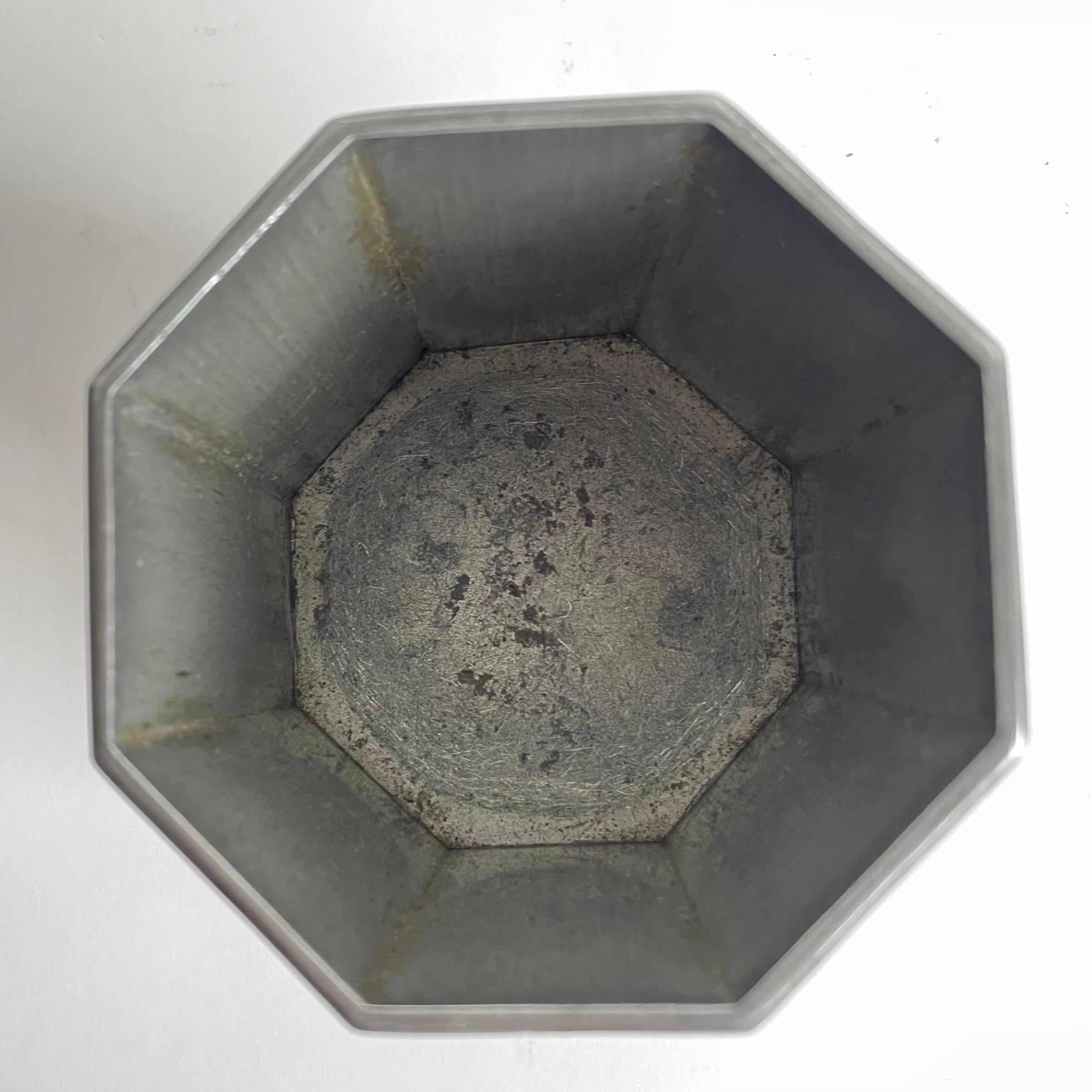 Elegant tobacco jar in pewter in Swedish Grace from the late 1920s For Sale 2