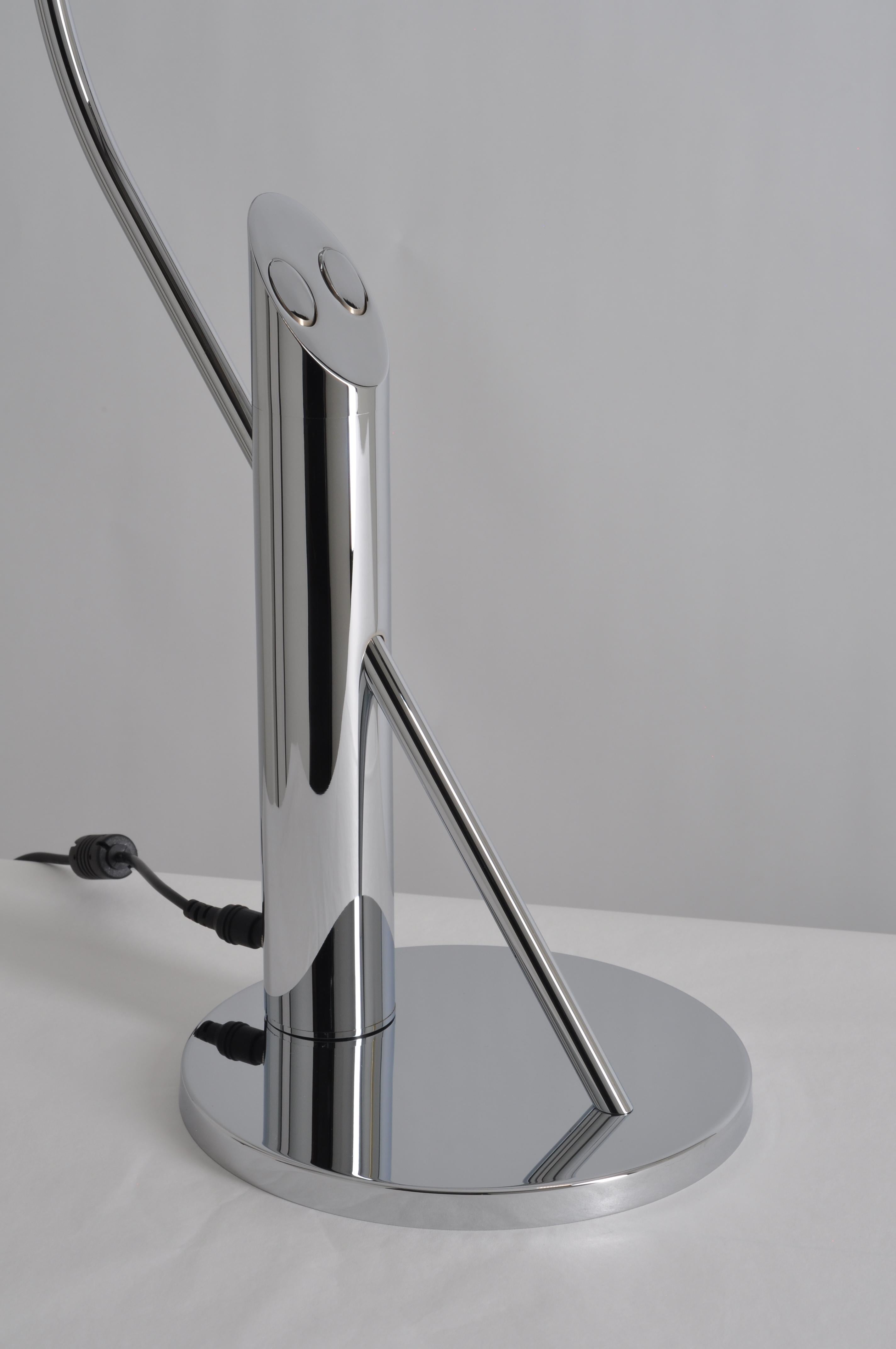 Allemand Élégante lampe de table chromée Topan de Florian Schulz, Allemagne en vente