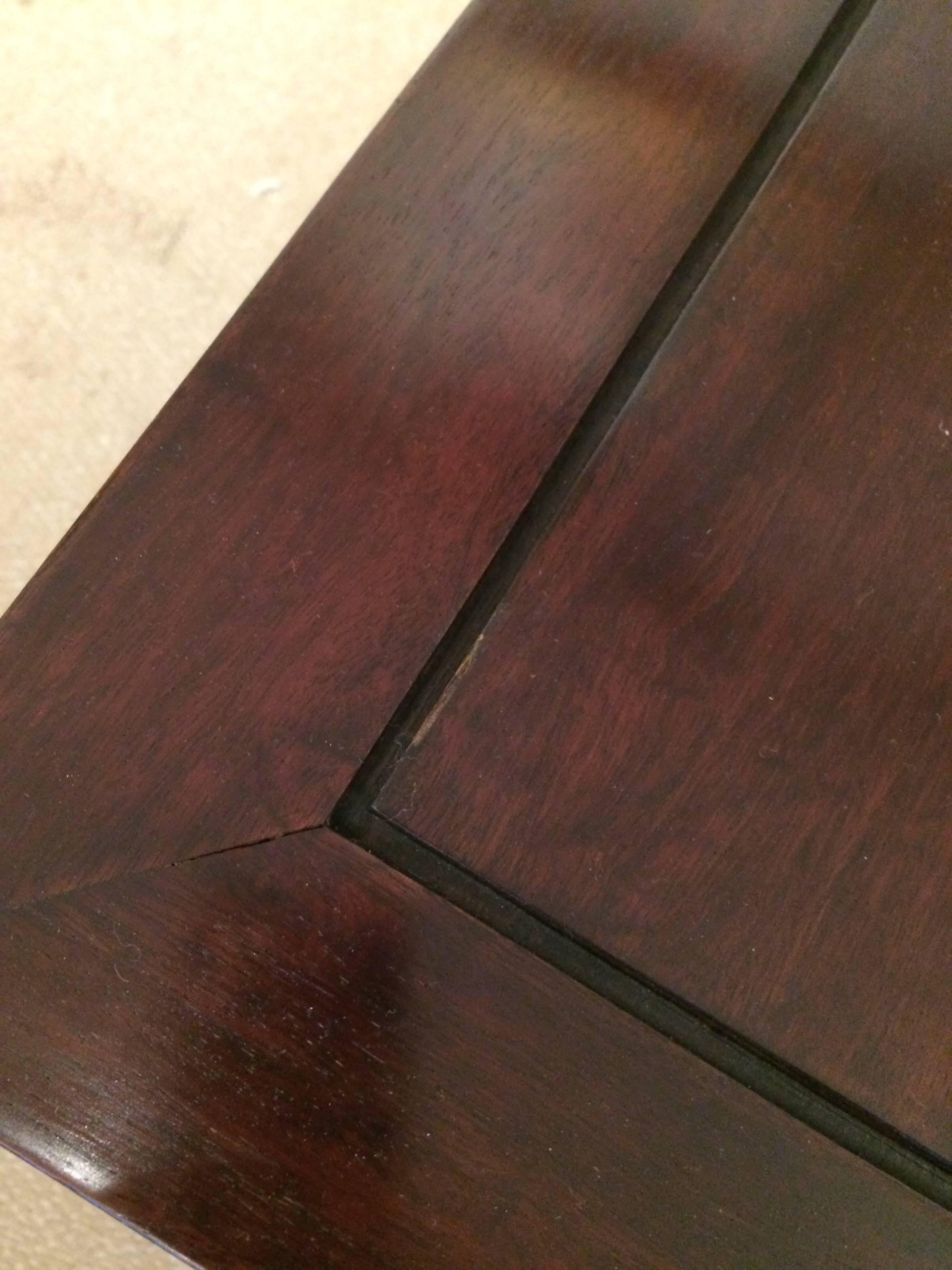 Elegant Traditional Pair of Mahogany End Tables In Excellent Condition In Hopewell, NJ