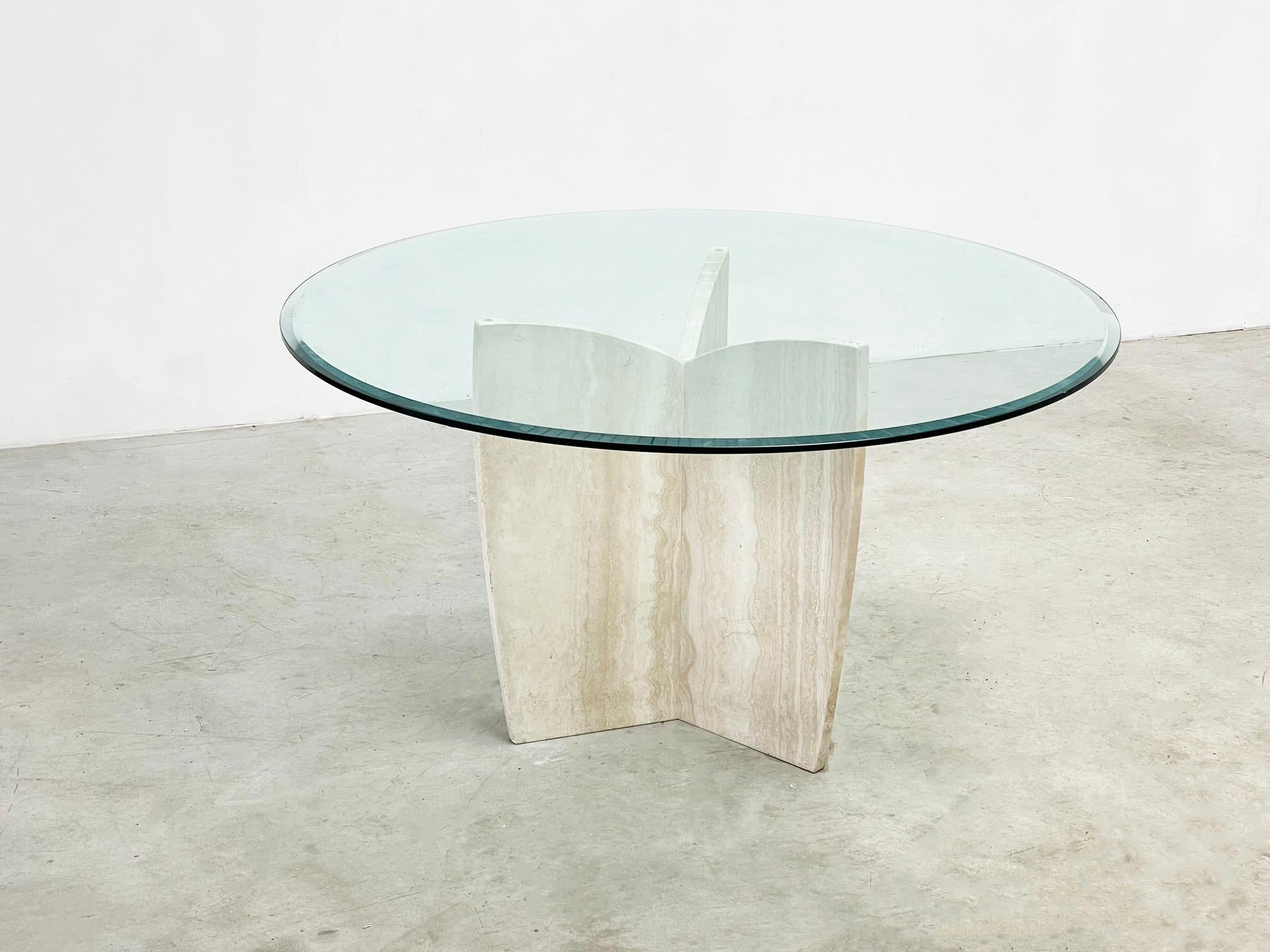 Elegant travertine dining table In Good Condition For Sale In Nijlen, VAN