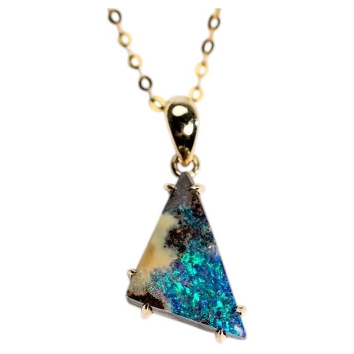 Elegantes Dreieck in Form eines Boulder-Opal-Anhängers Halskette 14K Gelbgold im Angebot