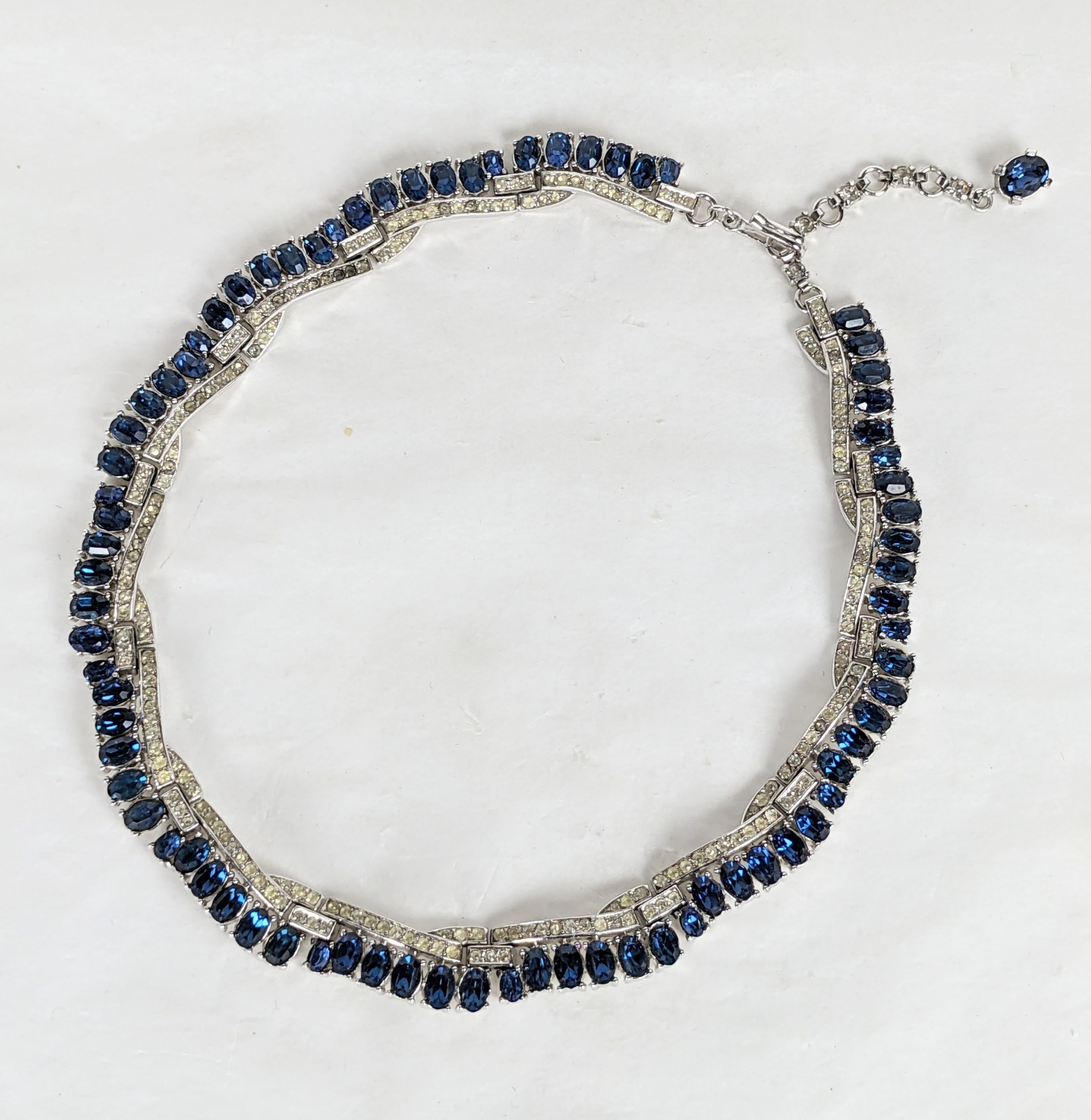 Elegant collier à vagues en pavés et faux saphirs Trifari 'Alfred Philippe' des années 1950. Maillons articulés de cristaux pave sertis de pâtes ovales de saphir. Réglable de 14 à 15,75
