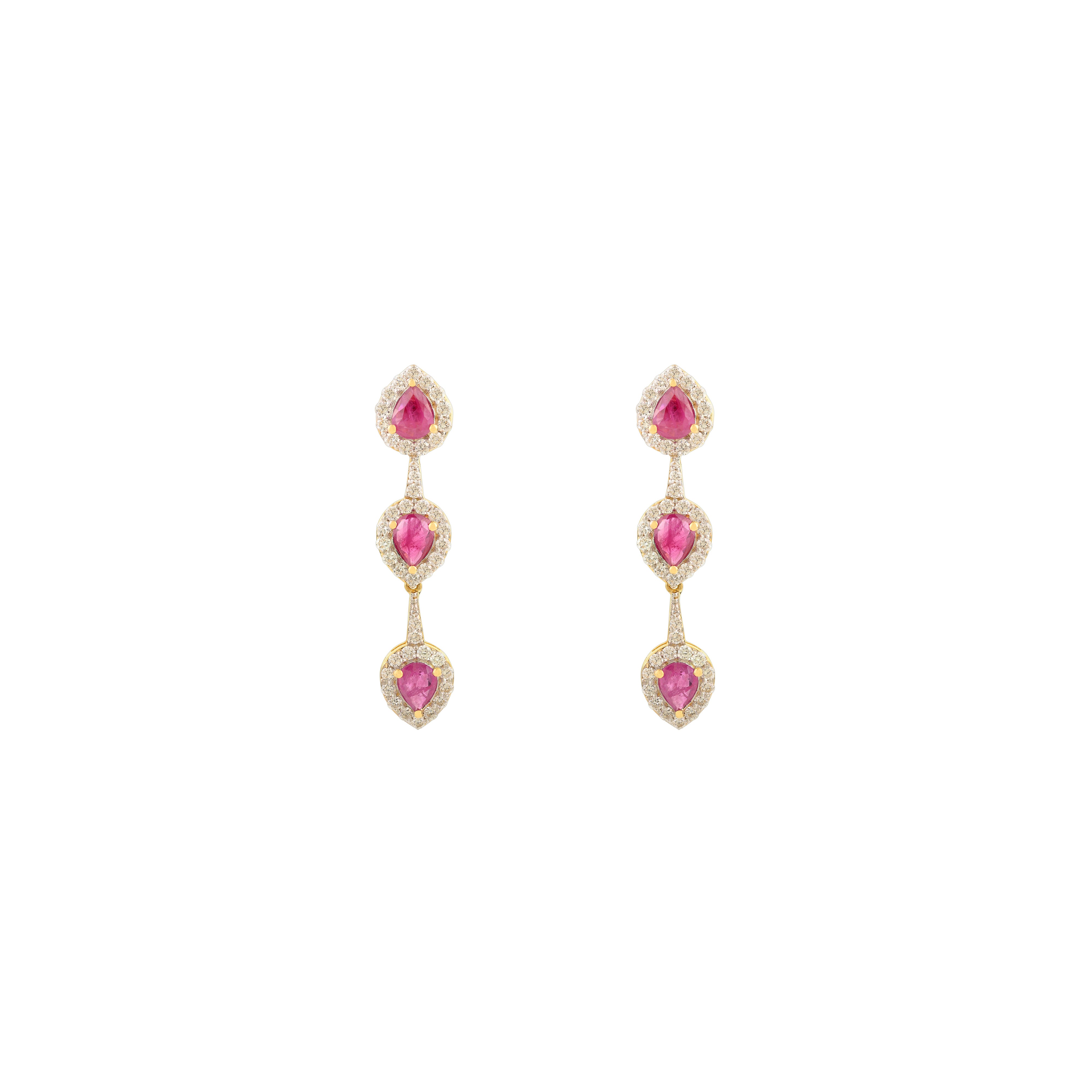 Elegantes Pendientes Colgantes de Triple Gota de Rubí y Diamante en Oro Amarillo de 14k para Ella