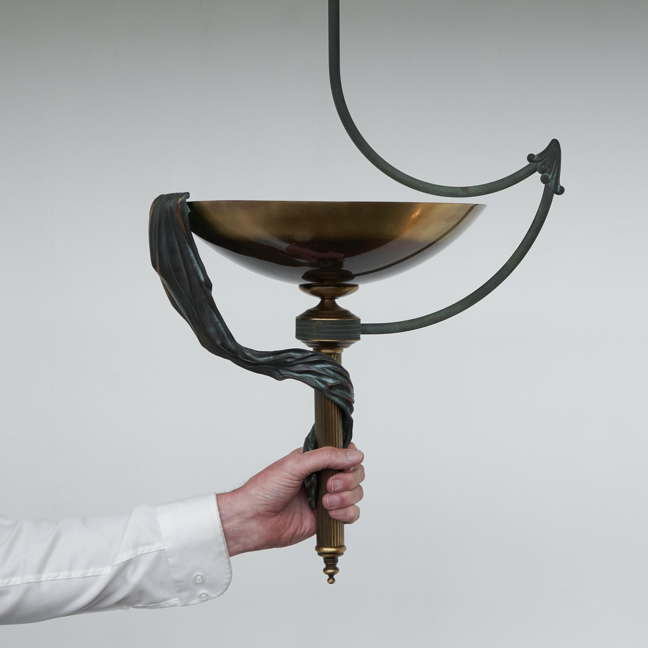 Elegance Trompe L'Oeil 'Drapery' Anhänger 1980s im Angebot 3