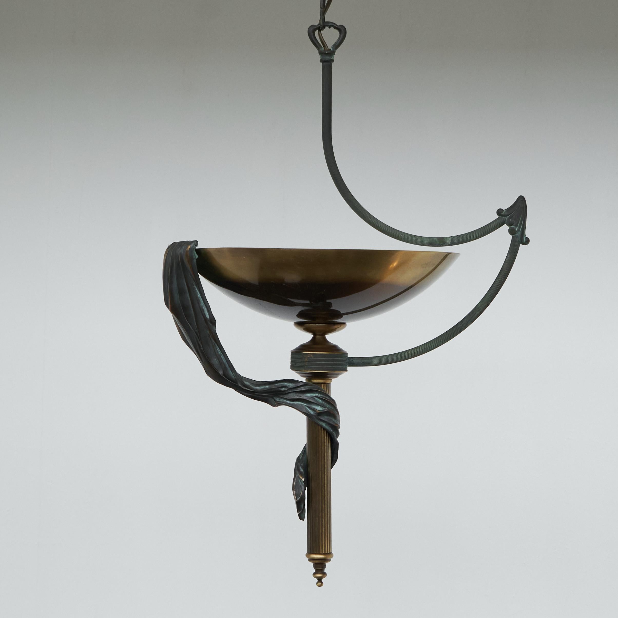 Elegante Trompe L'Oeil 'Drapery' Pendelleuchte Hollywood Regency, 1980er Jahre.

Dies ist etwas ganz Besonderes und Elegantes - eine Pendelleuchte im Hollywood-Regency-Stil der 1980er Jahre mit Trompe L'Oeil-Draperie-Design. Hochwertige Lampe, mit