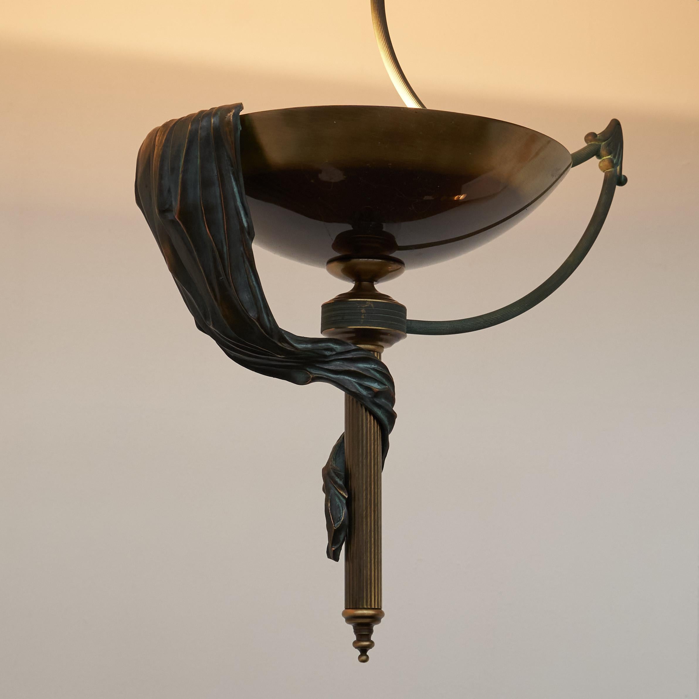 Elegance Trompe L'Oeil 'Drapery' Anhänger 1980s (20. Jahrhundert) im Angebot