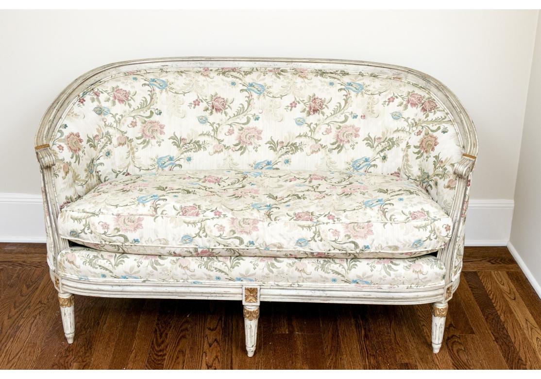 Canapé classique de style Louis XVI aux finitions soignées. Avec coussin rembourré. Le canapé est doté d'un cadre en bois apparent bien sculpté et peint. L'ensemble repose sur des pieds fuselés et cannelés. Fabriqué par TRS Furniture Inc. Canapé de