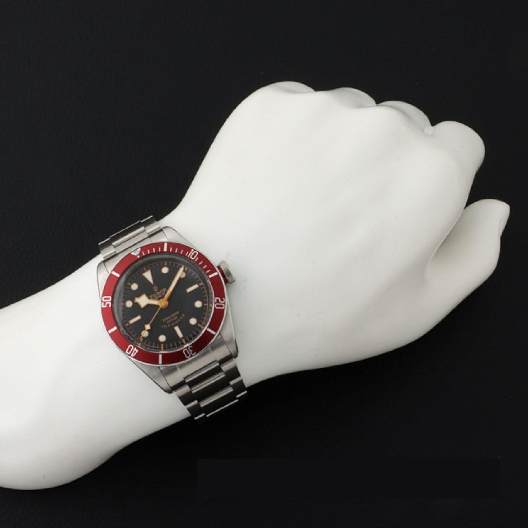 Elegant Tudor Heritage Black Bay 79220R Men's Watch - Pre-Owned, Classic Diver D 2