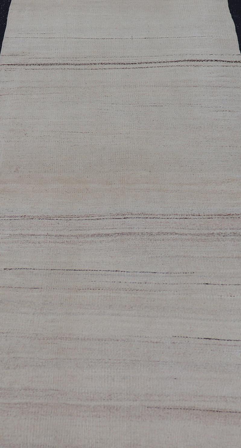 Misure: 2'6 x 6'7 
Eleganza del tappeto Kilim vintage turco in morbidi toni neutri e marrone 2'6 x 6'7. Keivan Woven Arts / Tappeto / EN-15881 Paese d'origine / tipo: Turchia / Kilim 

Il Turkish Vintage Kilim Rug incarna l'eleganza della tessitura