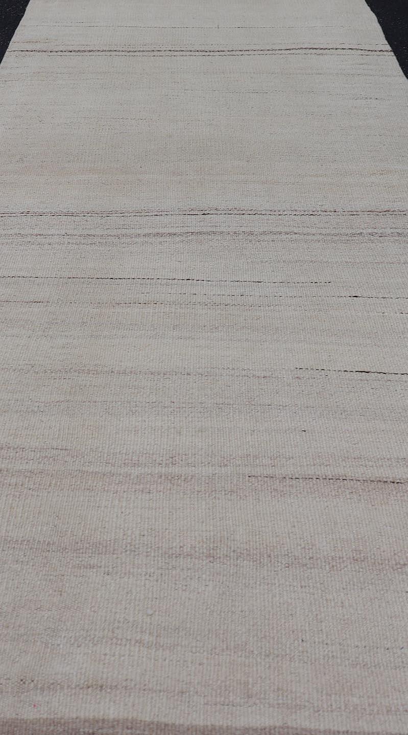 Turco Eleganza del Rug & Kilim vintage turco in morbidi toni neutri con marrone 2'6 x 6'7 in vendita