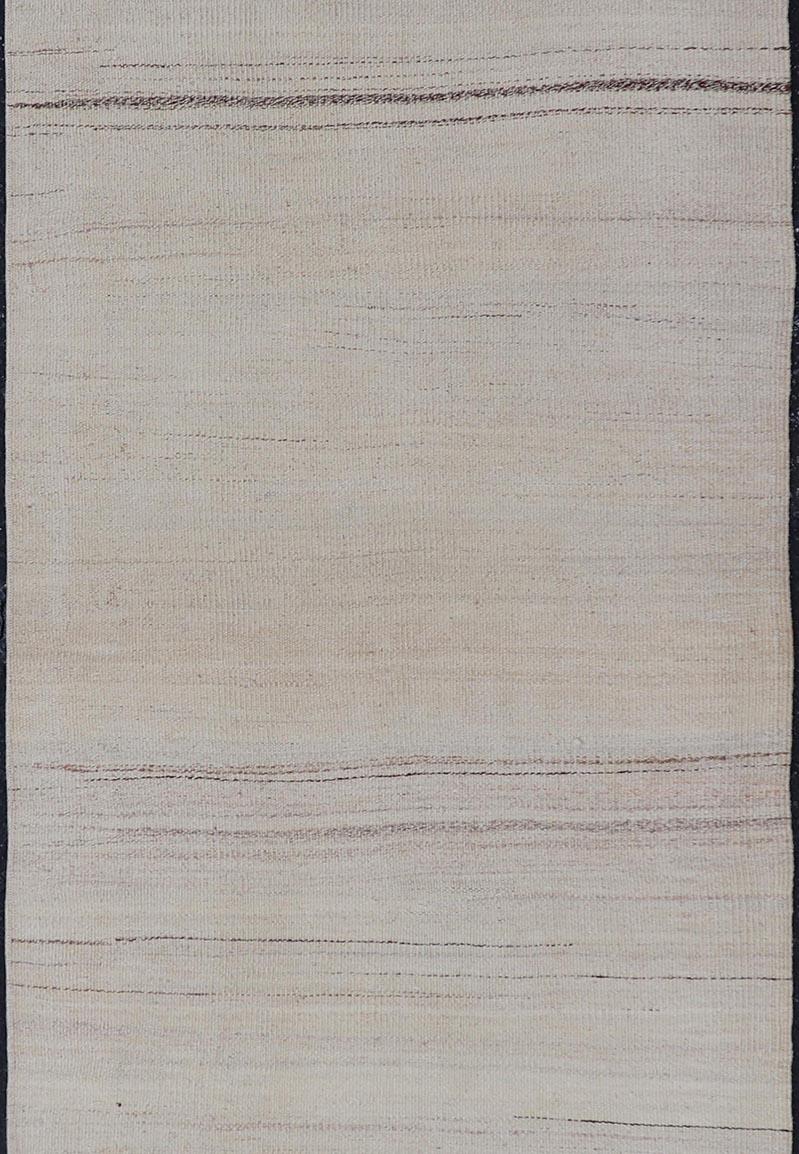 Eleganza del Rug & Kilim vintage turco in morbidi toni neutri con marrone 2'6 x 6'7 In condizioni buone in vendita a Atlanta, GA