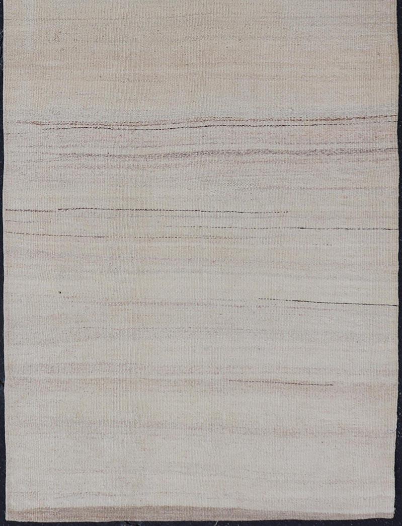 XX secolo Eleganza del Rug & Kilim vintage turco in morbidi toni neutri con marrone 2'6 x 6'7 in vendita