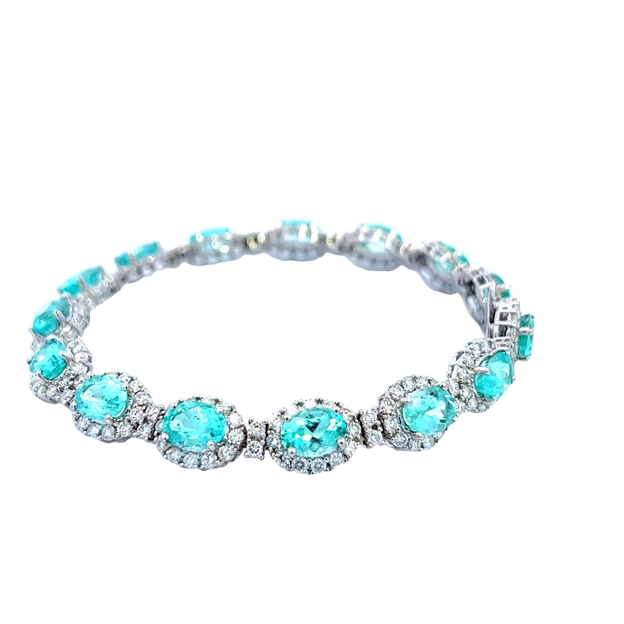 Esta impresionante pulsera de turquesa presenta una serie de exquisitas piedras ovaladas, cada una rodeada de brillantes diamantes. El vibrante tono azul de la turquesa contrasta maravillosamente con el brillo de los diamantes, convirtiéndolo en un