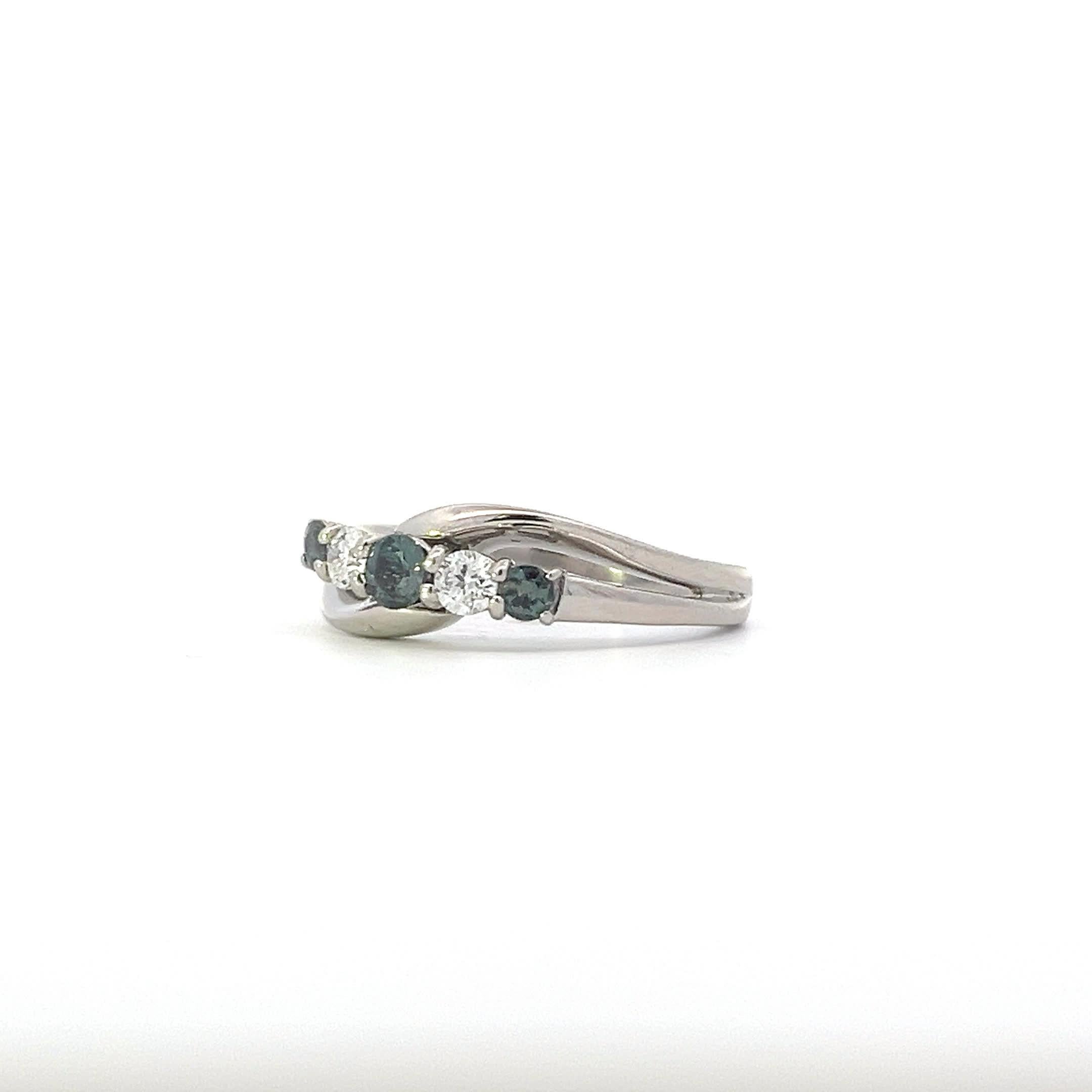 Eleganter gedrehter Bandring im Zustand „Neu“ im Angebot in Great Neck Plaza, NY