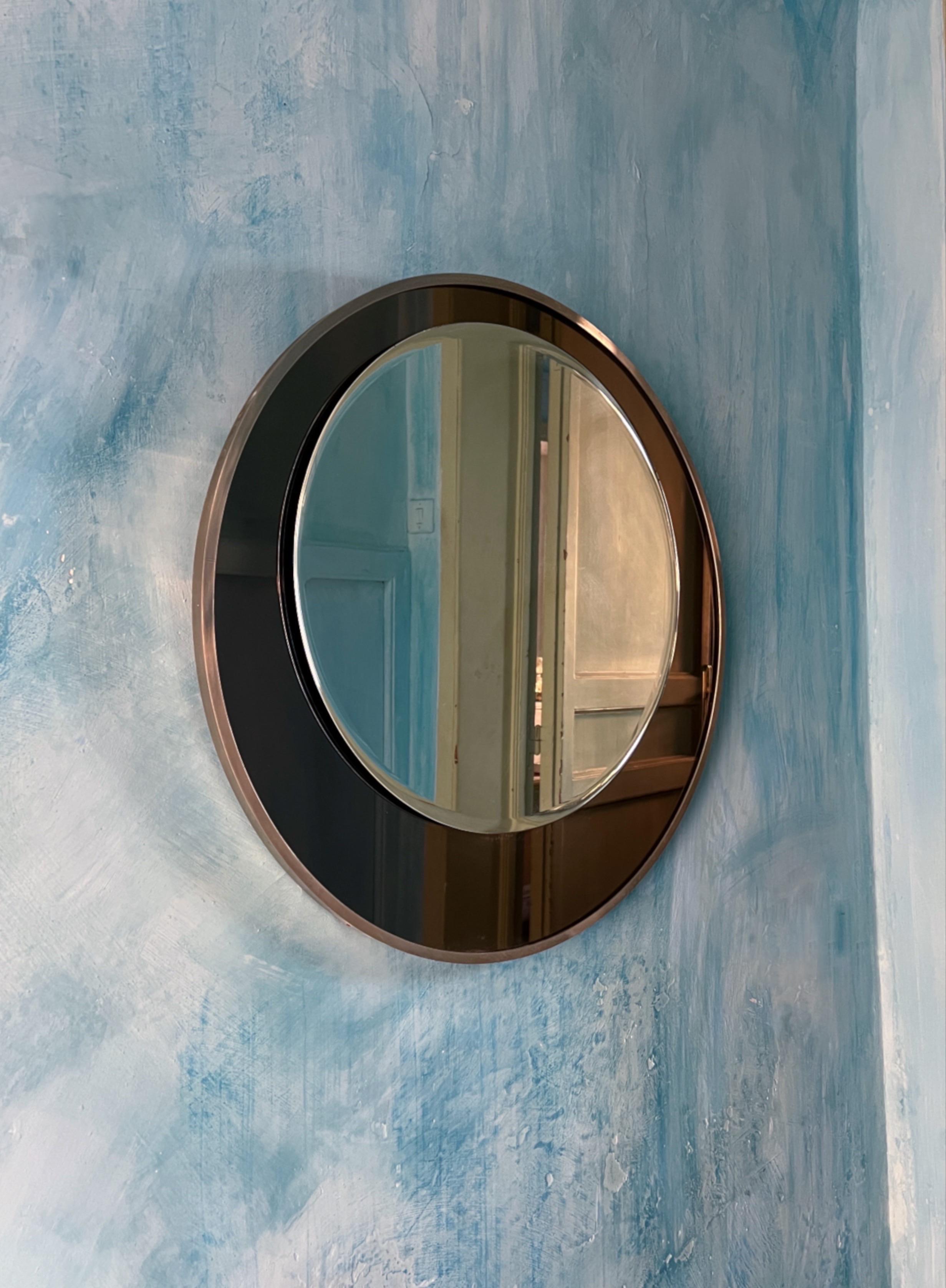 Elegante specchio da parete italiano a due cerchi degli anni '60 Mid Century Modern Design

Questo specchio da parete unico nel suo genere, proveniente dall'Italia degli anni '60, è un esempio straordinario di design moderno di metà secolo, composto