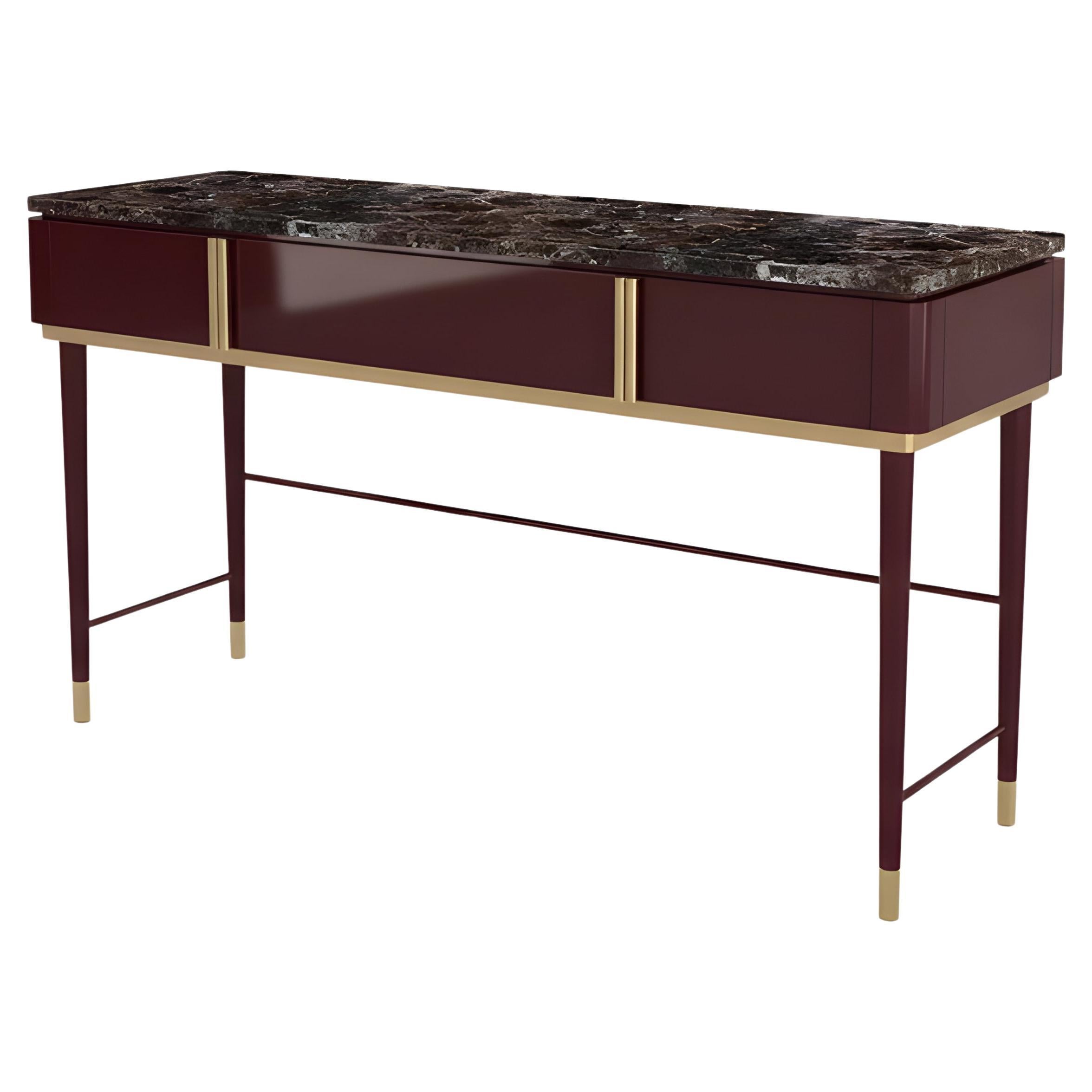 Questo bellissimo tavolo da toeletta è una masterclass di raffinato contrasto, che combina con gusto materiali ricchi e geometrie contemporanee. Il pezzo è caratterizzato da un ampio e scenografico piano in marmo che offre una superficie naturale e
