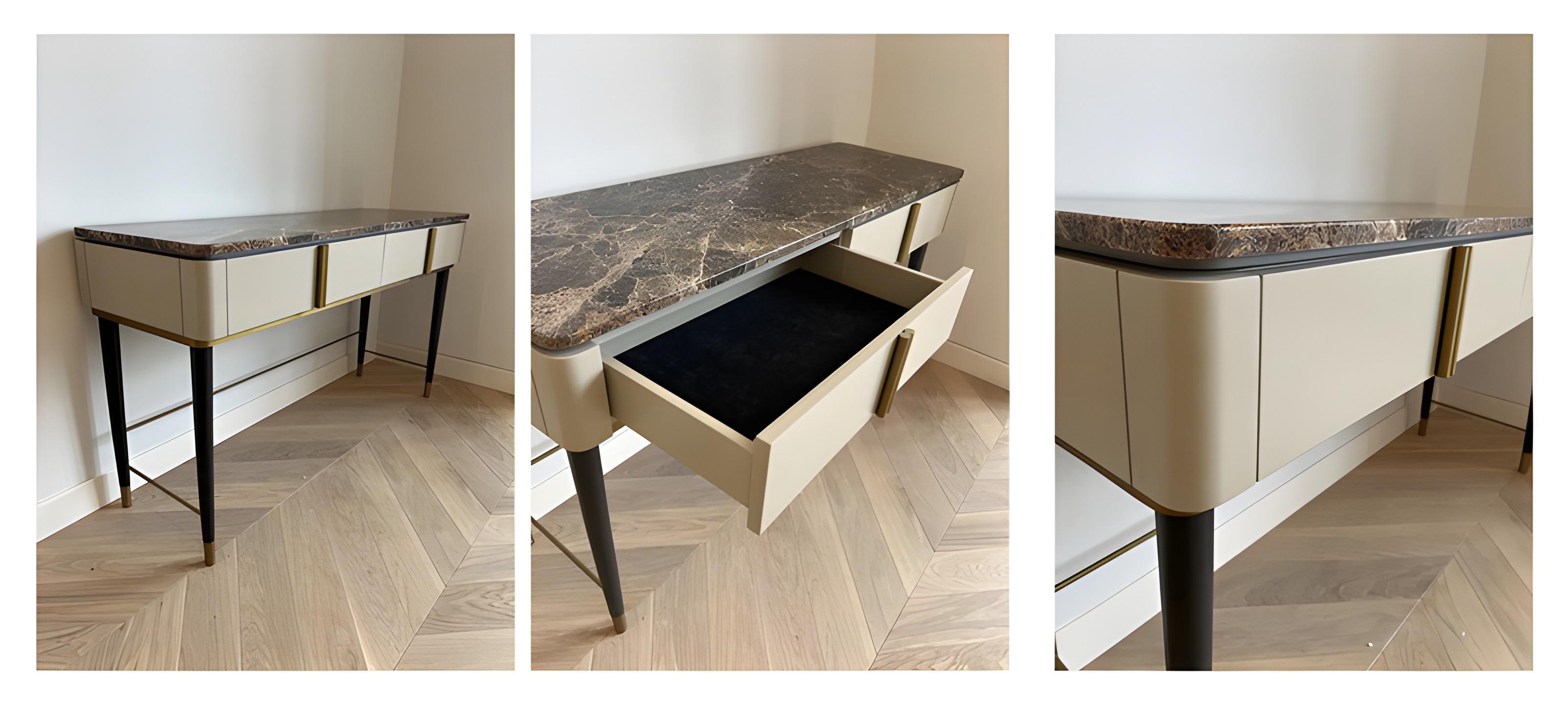 Eleganza della scrivania/tavolino da bagno a due cassetti con piano in marmo e finitura laccata In condizioni Nuovo in vendita a NEW YORK, NY
