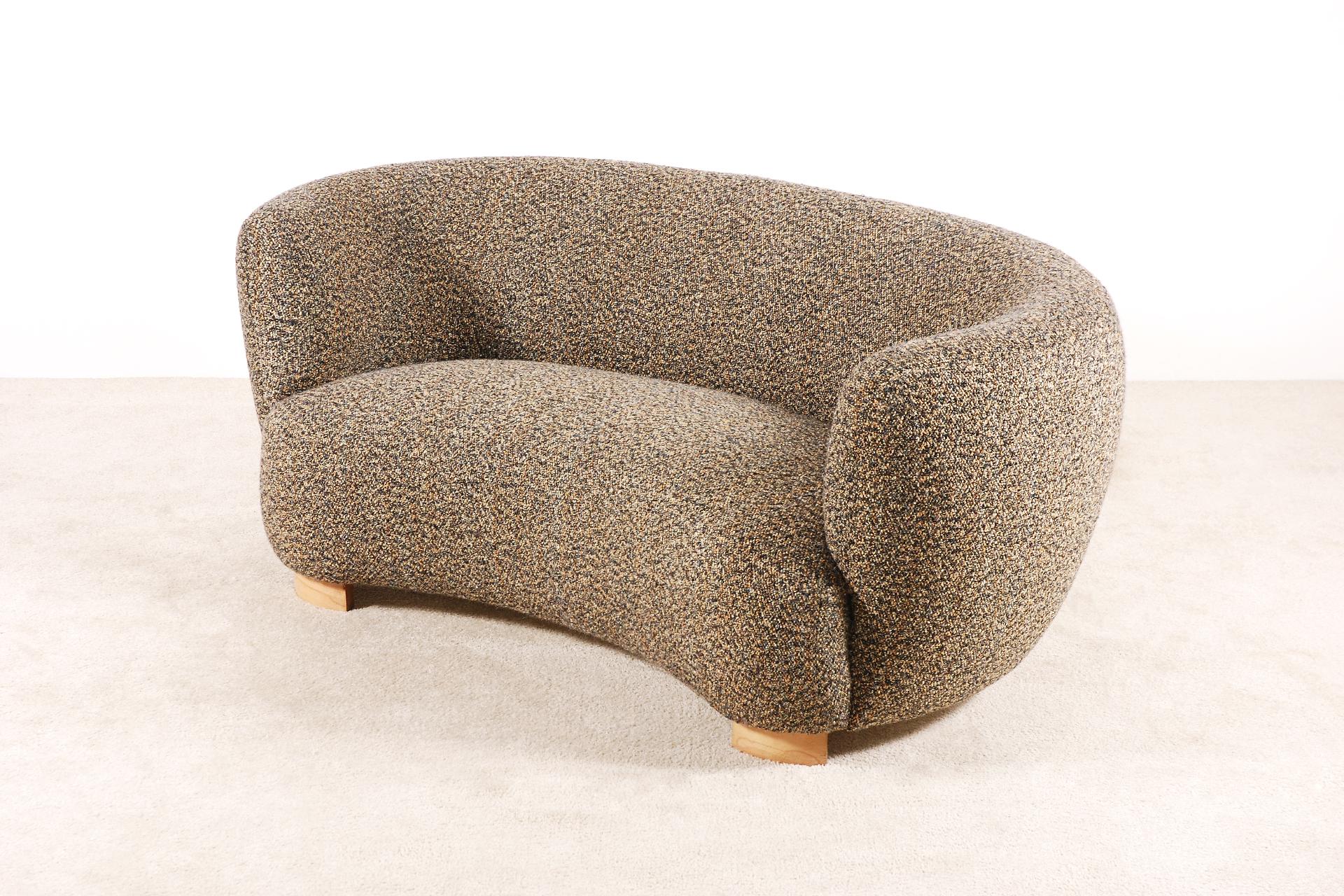 Elegant Two-Seat Danish Curved Sofa from 1940s, New Upholstery In Excellent Condition In Paris, FR
