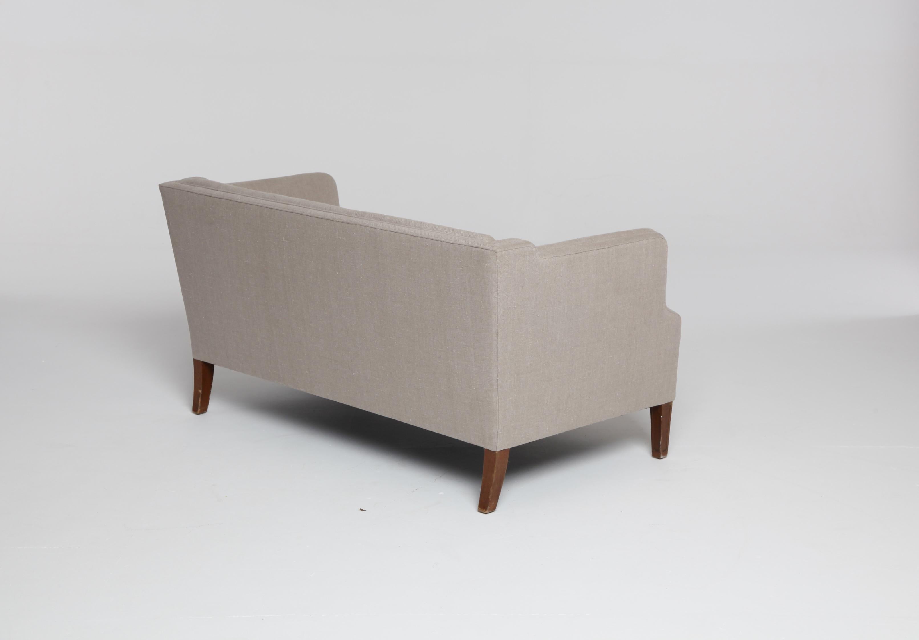 Mid-Century Modern Elegant Two-Seater Box Sofa in Natural Linen, Denmark 1940s/1950s