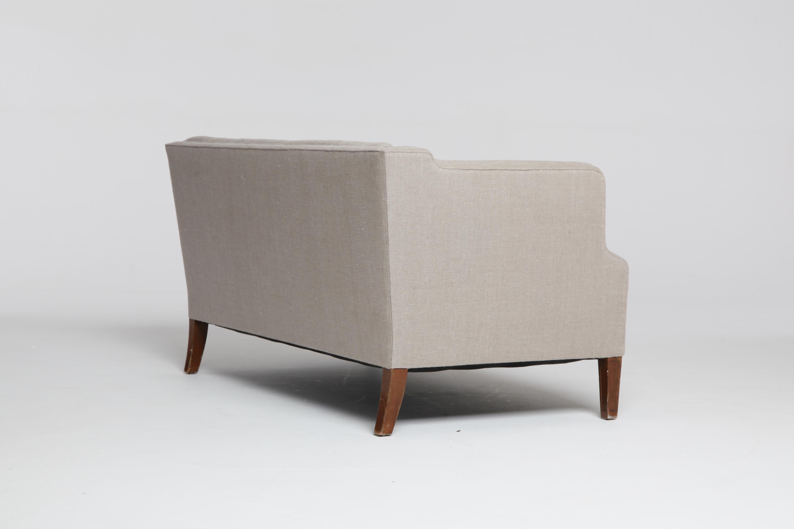 Elegant Two-Seater Box Sofa in Natural Linen, Denmark 1940s/1950s In Good Condition In London, GB