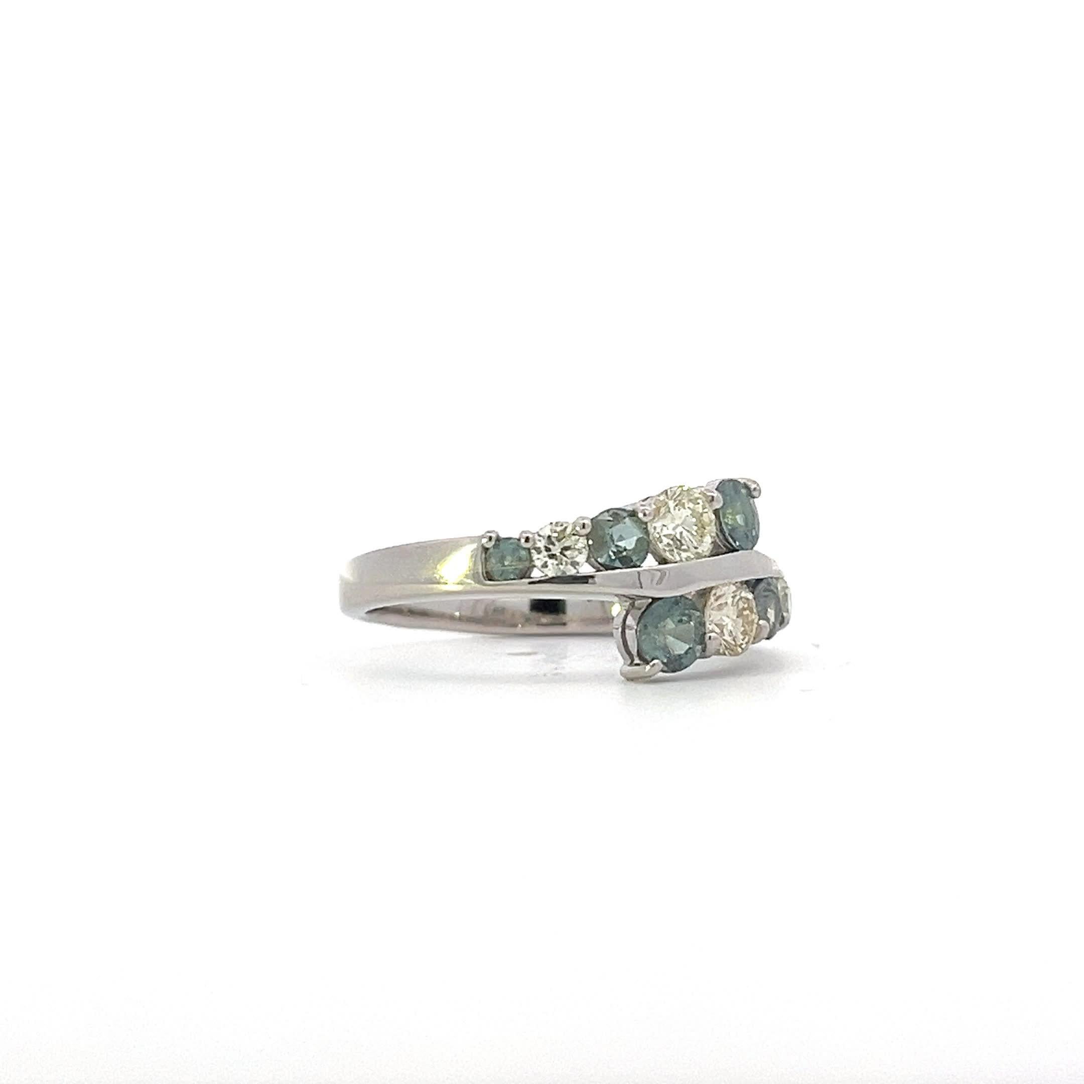 Scopri la bellezza di questo elegante anello bicolore, caratterizzato da una splendida composizione di gemme scintillanti. Il design intricato mette in mostra una miscela di colori vivaci, rendendolo un accessorio perfetto per ogni occasione. Che tu