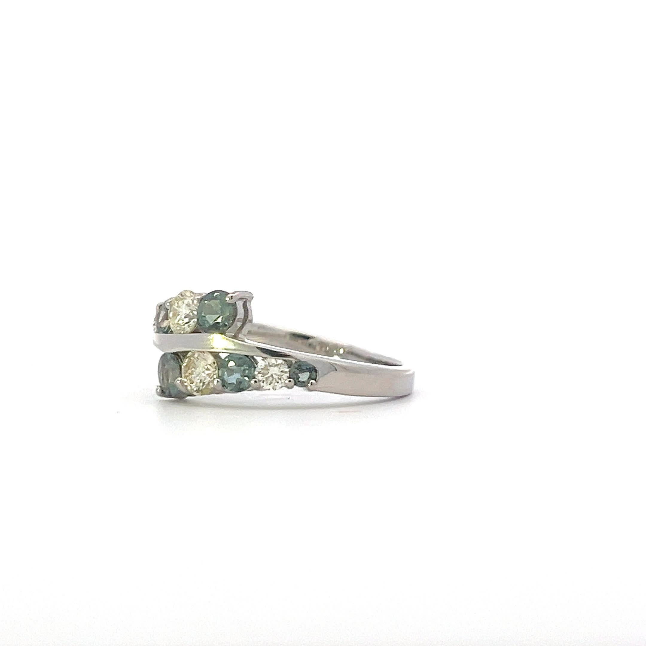 Elegante anello bicolore con pietre preziose In condizioni Nuovo in vendita a Great Neck Plaza, NY