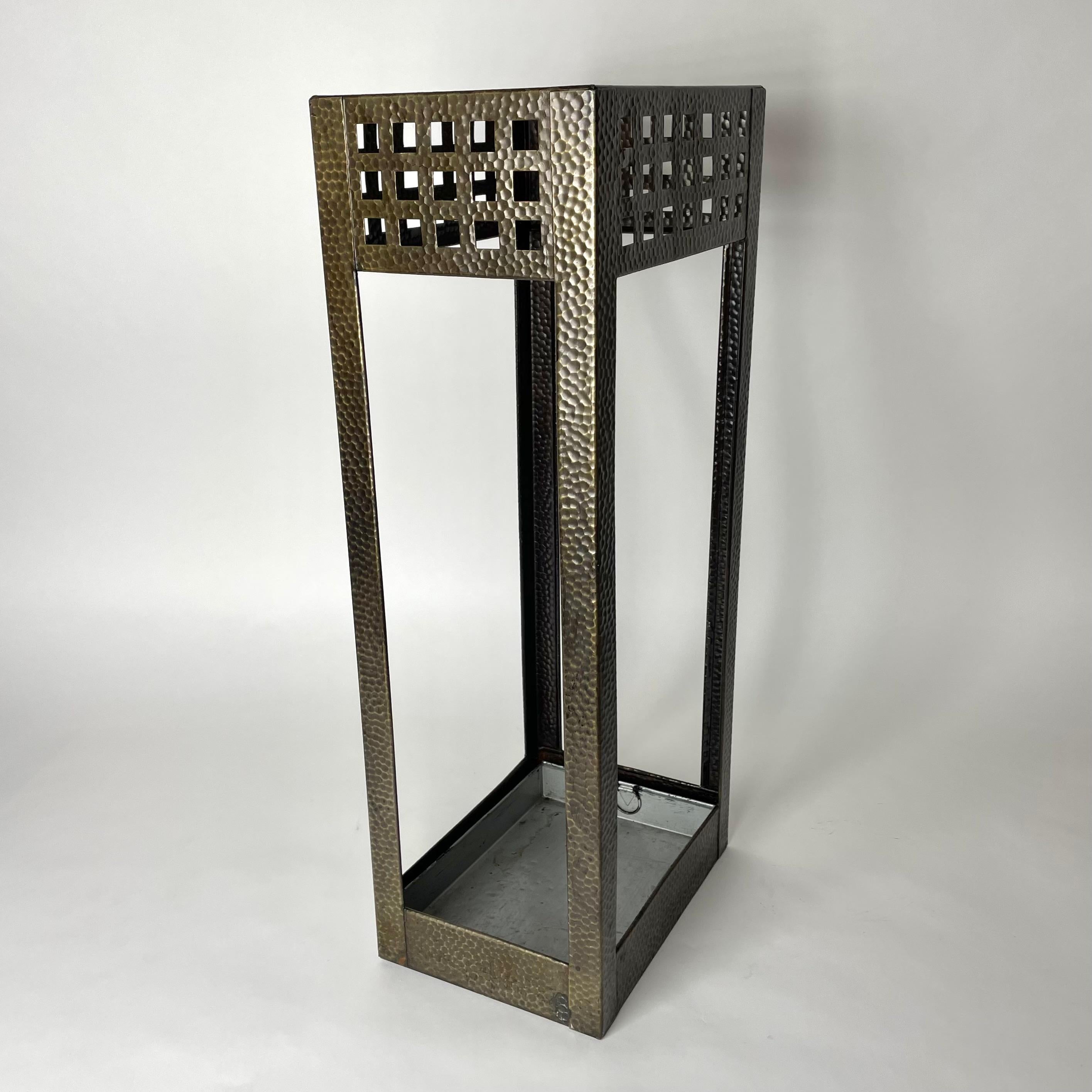 European Elegant Umbrella Stand in hammered iron from the early 20th Century For Sale