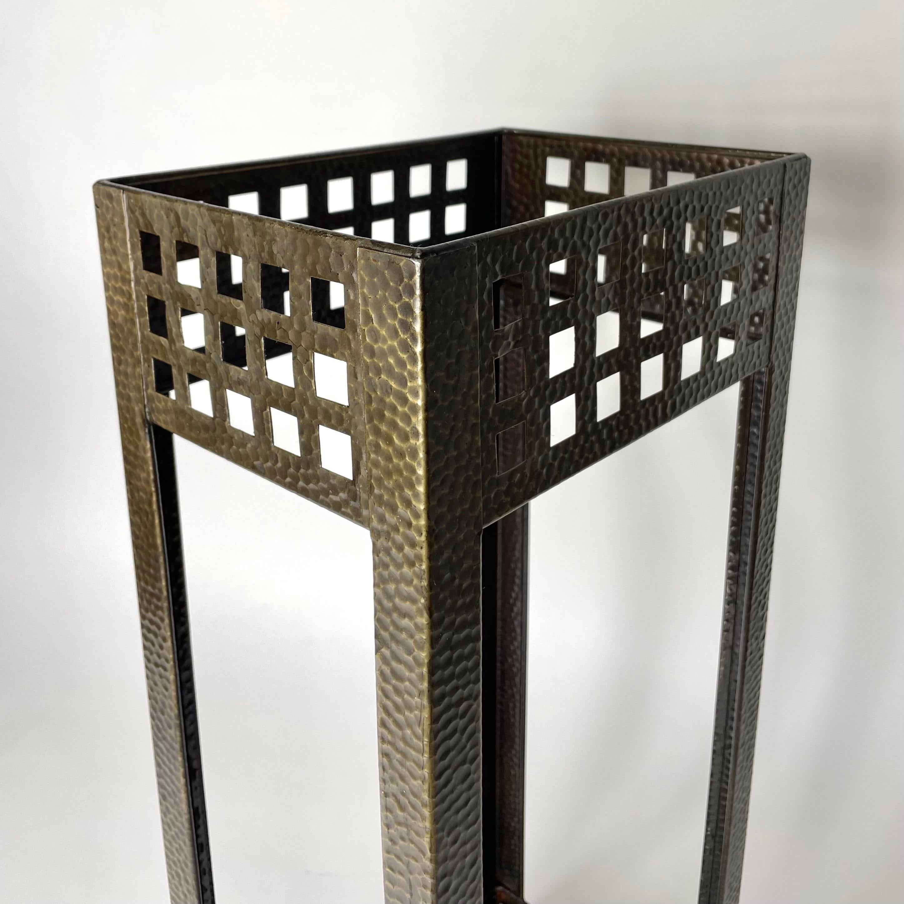 Hammered Elegant Umbrella Stand in hammered iron from the early 20th Century For Sale