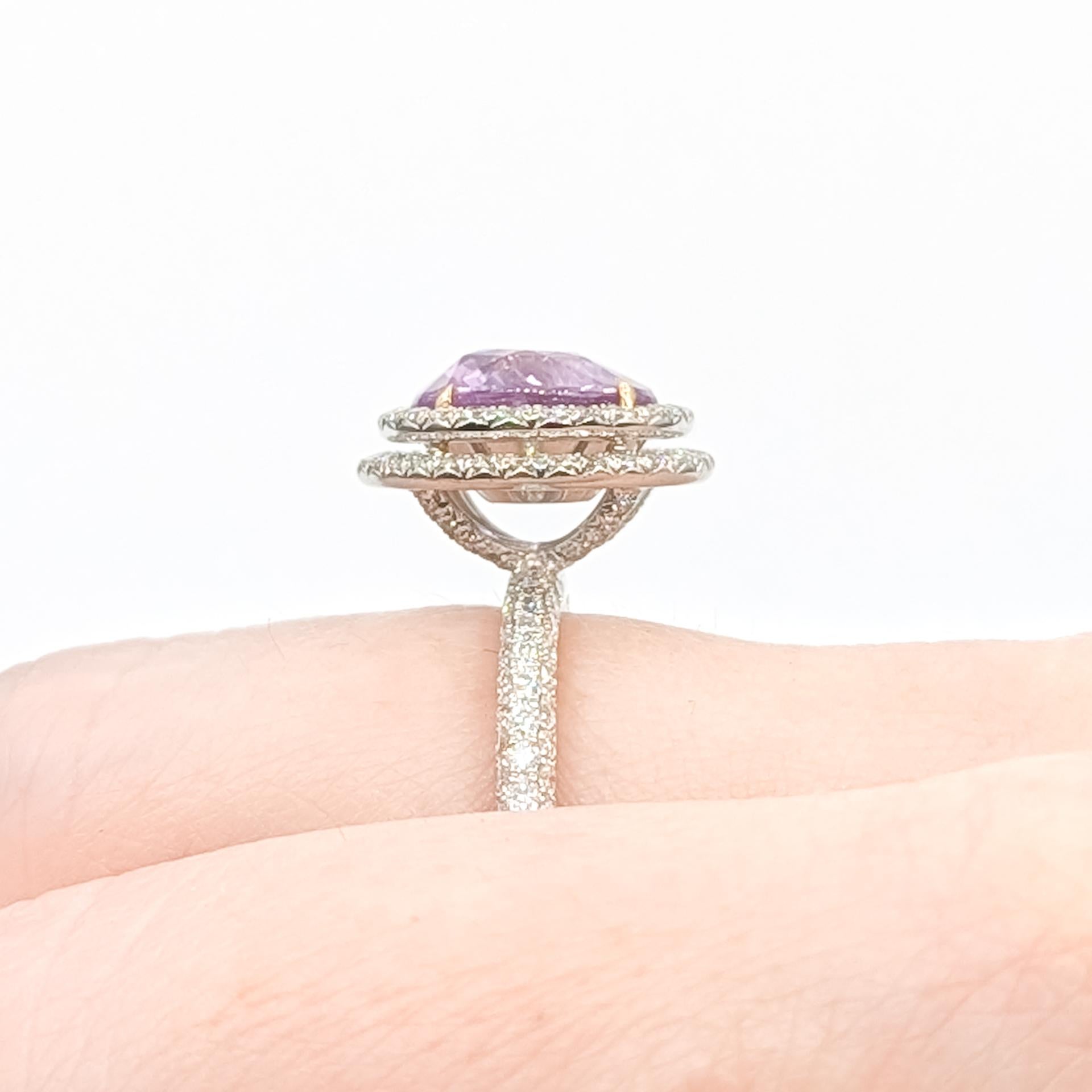 Taglio rotondo Elegante anello con zaffiro e diamante non riscaldato in 18 carati in vendita