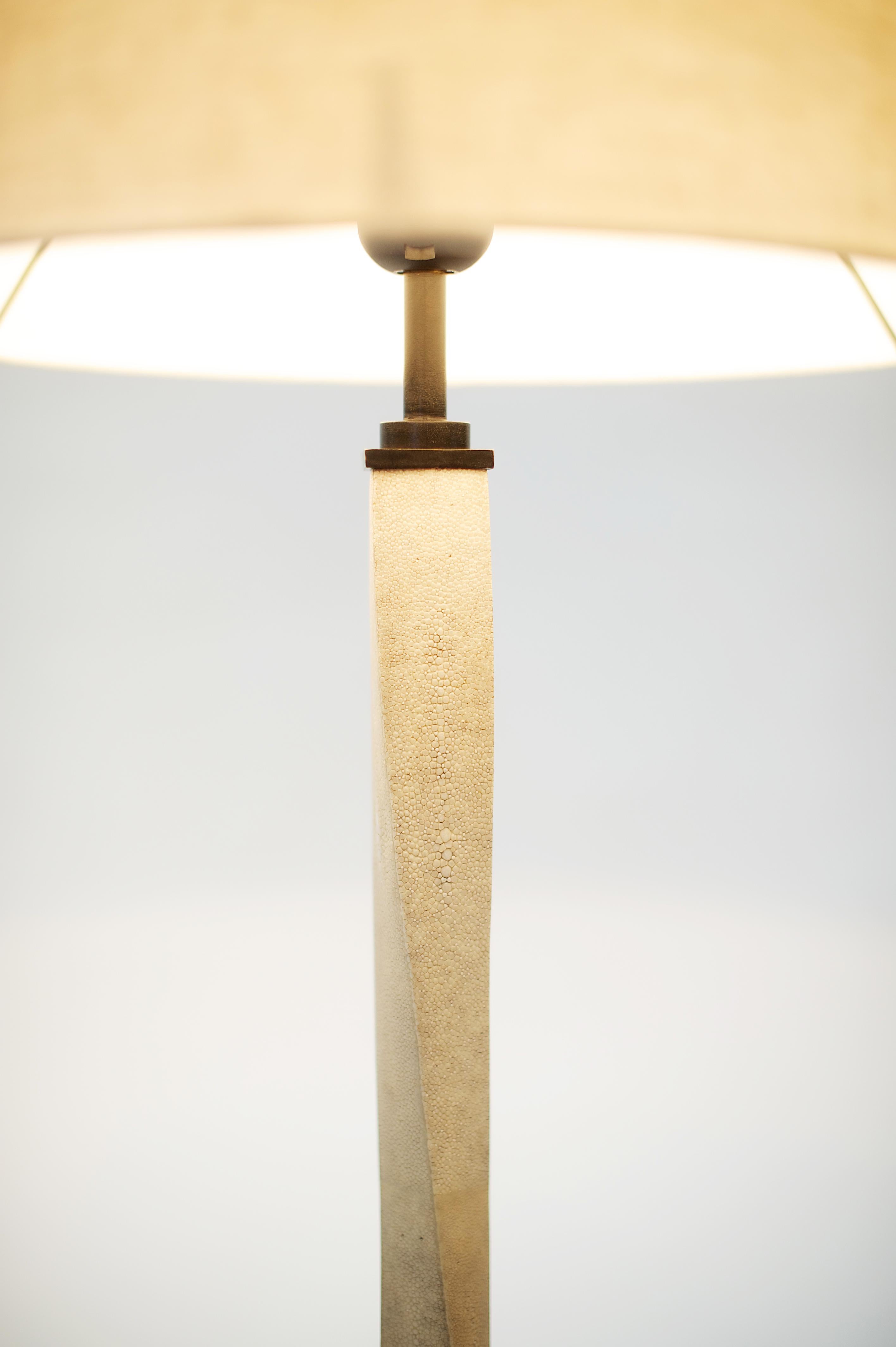 Jetzt verfügbar, in Kisten verpackt und versandfertig aus Kalifornien. Wenden Sie sich bei Fragen an Elan Atelier.

Beschreibung:
Stehlampe aus Bronze, hergestellt im hochwertigen Wachsausschmelzverfahren, handgeschrubbt und mit antiker Patina