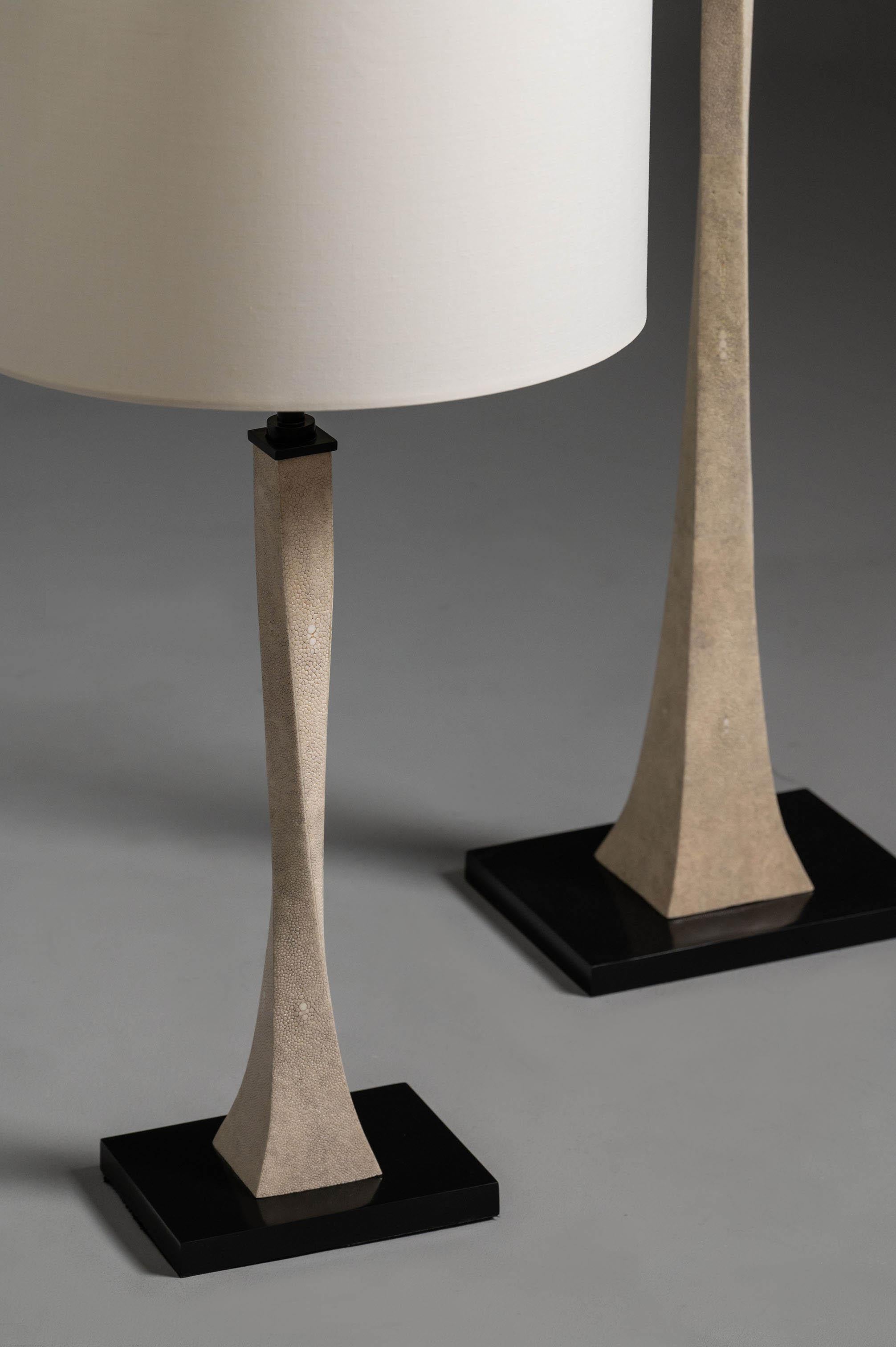 Elegante Ural Stehleuchte in Bronze und cremefarbenem Chagrin von Elan Atelier (IN STOCK) (Gegossen) im Angebot