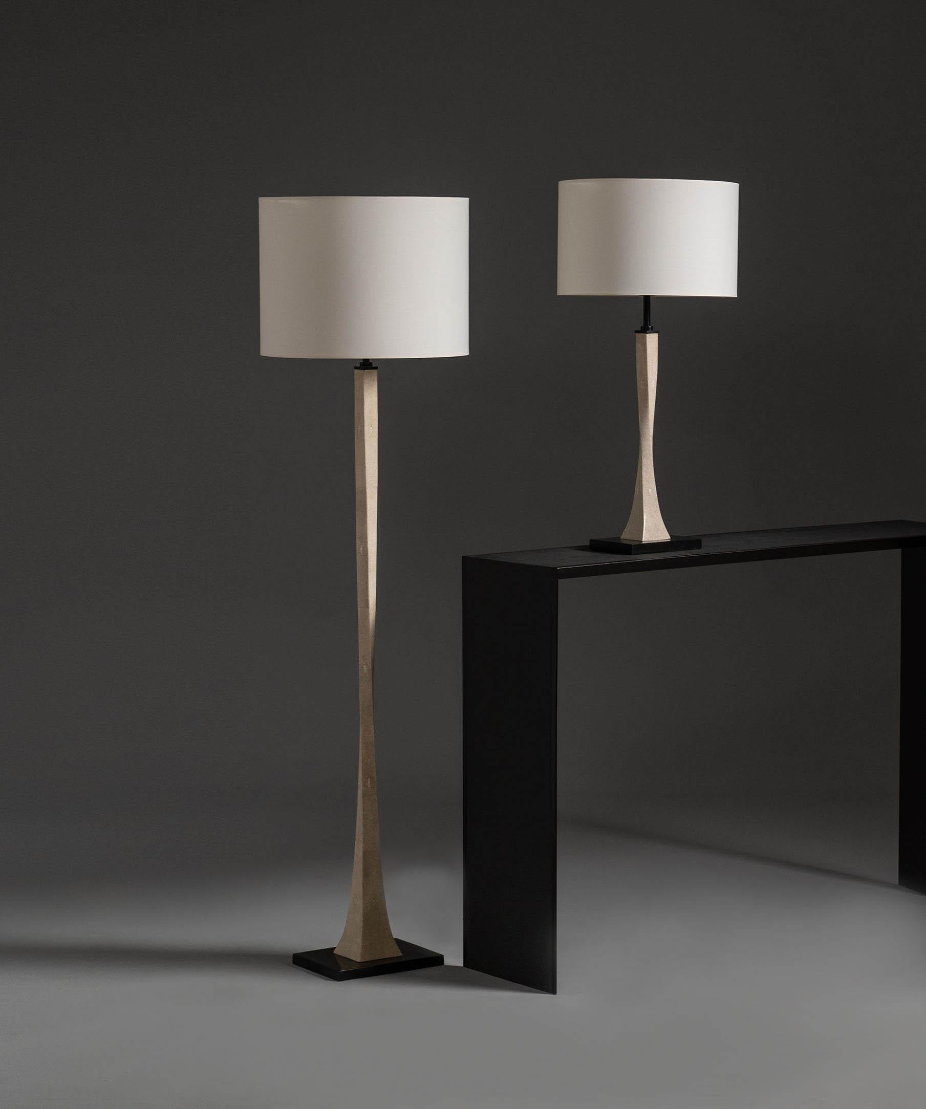 Elegante Ural Stehleuchte in Bronze und cremefarbenem Chagrin von Elan Atelier (IN STOCK) im Zustand „Neu“ im Angebot in New York, NY