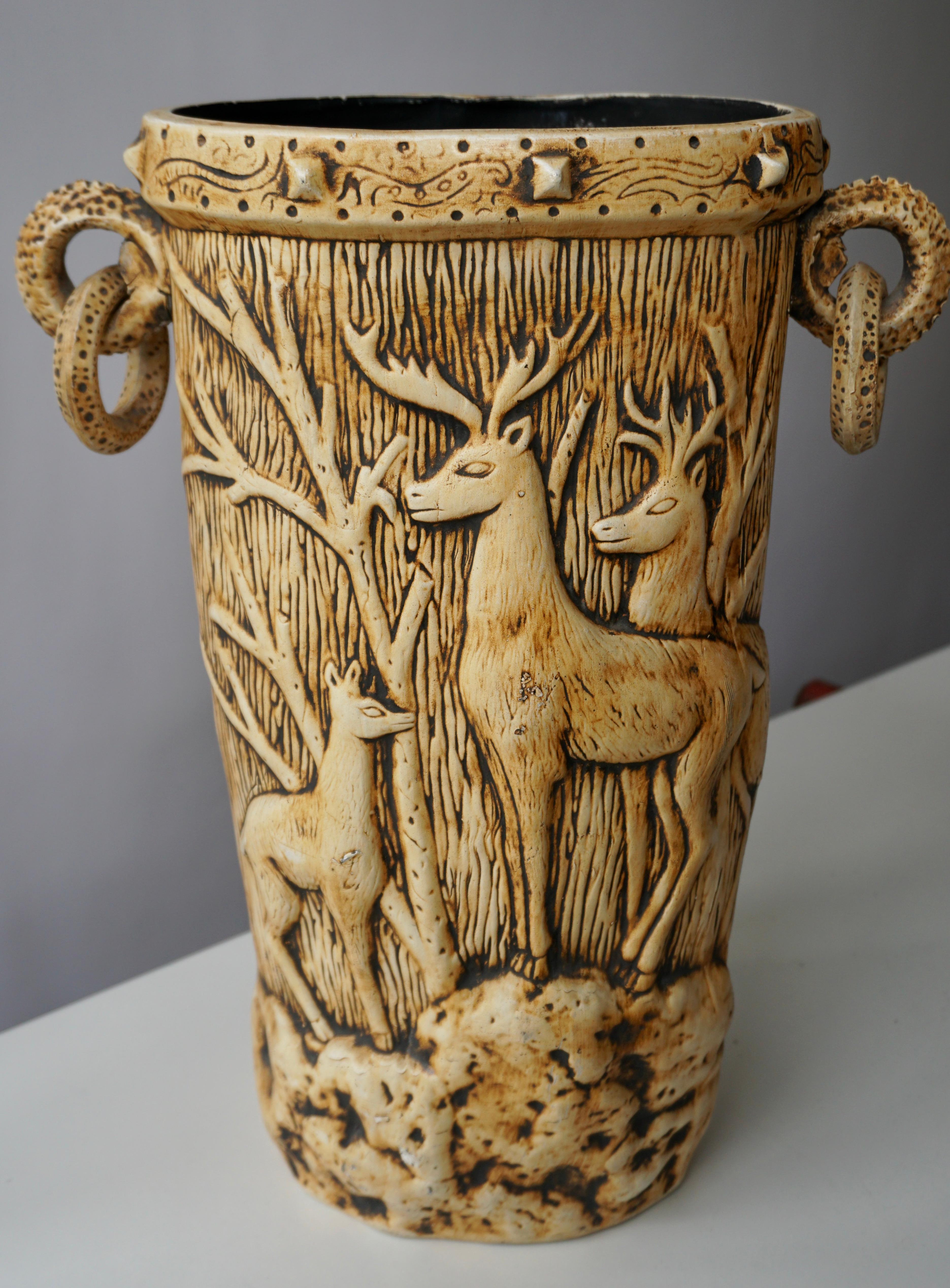 A highly unusual plaster vase with several deer standing on rocks with trees.
Can also be used as an umbrella stand or simply as a decorative object.

Measures: Height 47 cm. Depth 19 cm. Width 37 cm.
Weight 4 kg.