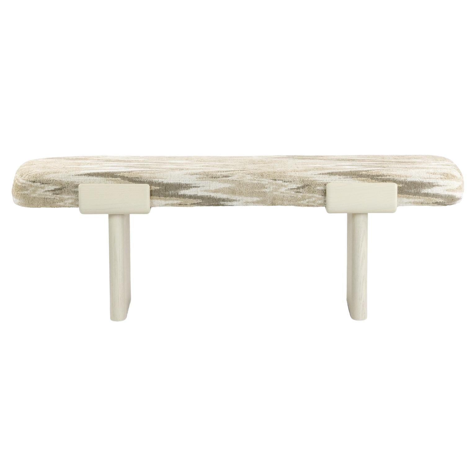 Ce banc élégant et discret est un parfait mélange de confort et d'élégance naturelle. L'assise généreusement rembourrée offre une surface confortable et accueillante, qui peut être personnalisée dans une variété de tissus pour s'adapter à tout type