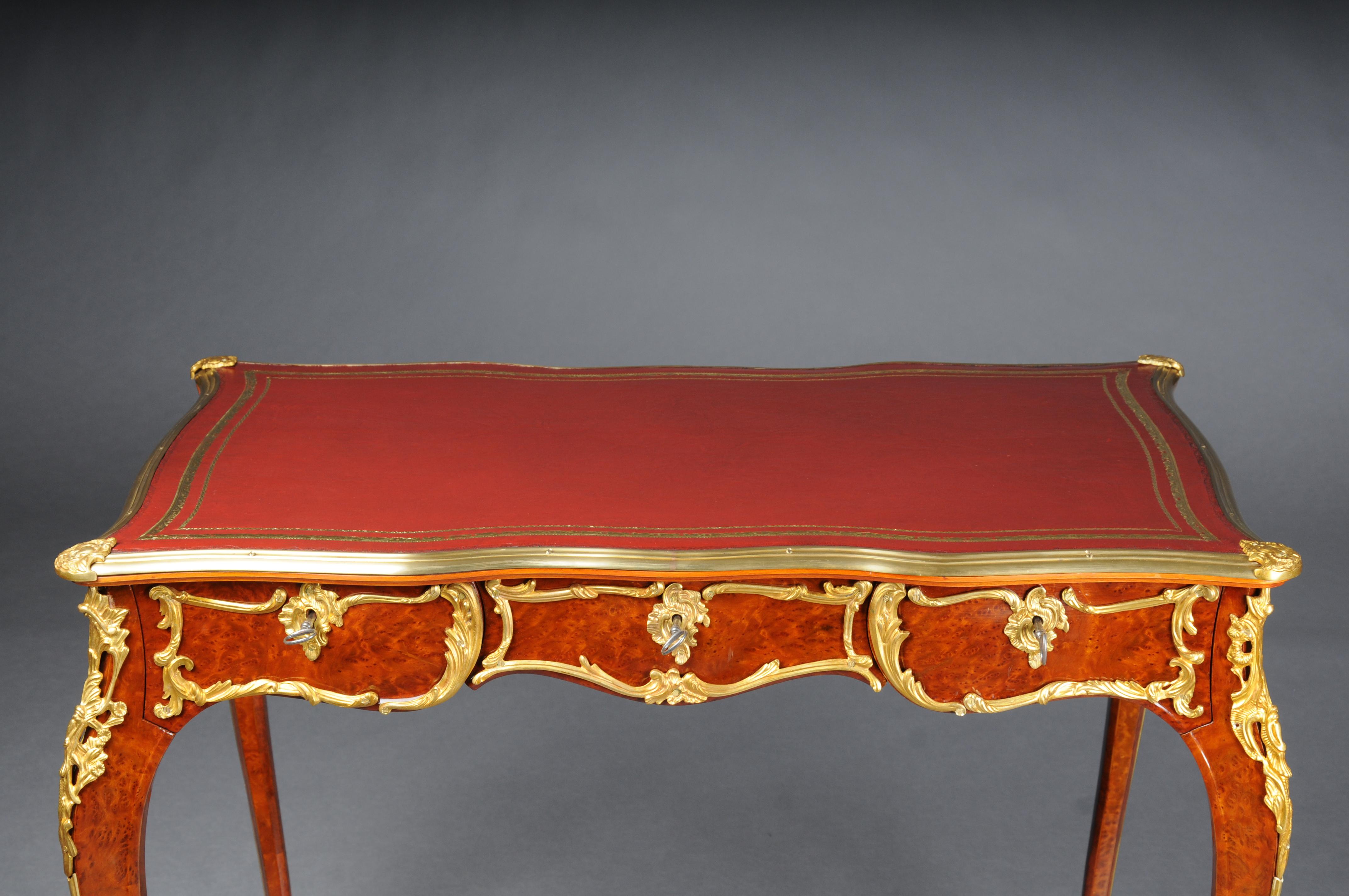 Elegant veneered bureau plat / desk in Louis XV style For Sale 1