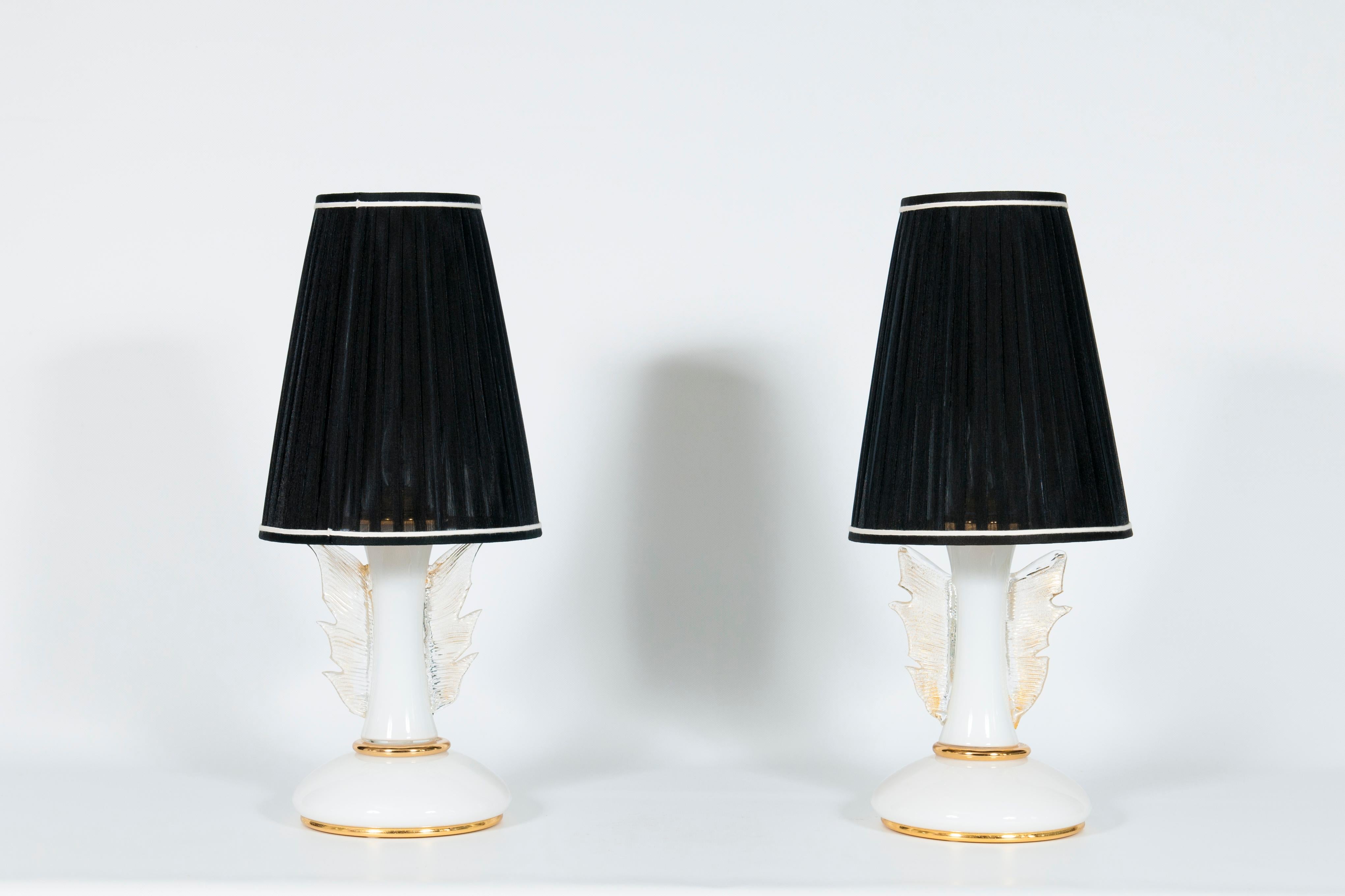 Elegant lampes de table en verre soufflé de Murano, 1970 Italie .
Ces chefs-d'œuvre sont composés d'un cadre en or avec un noyau métallique interne reliant les parties en verre. Chaque lampe est dotée d'une paire d'ailes en or sur les côtés ; tous