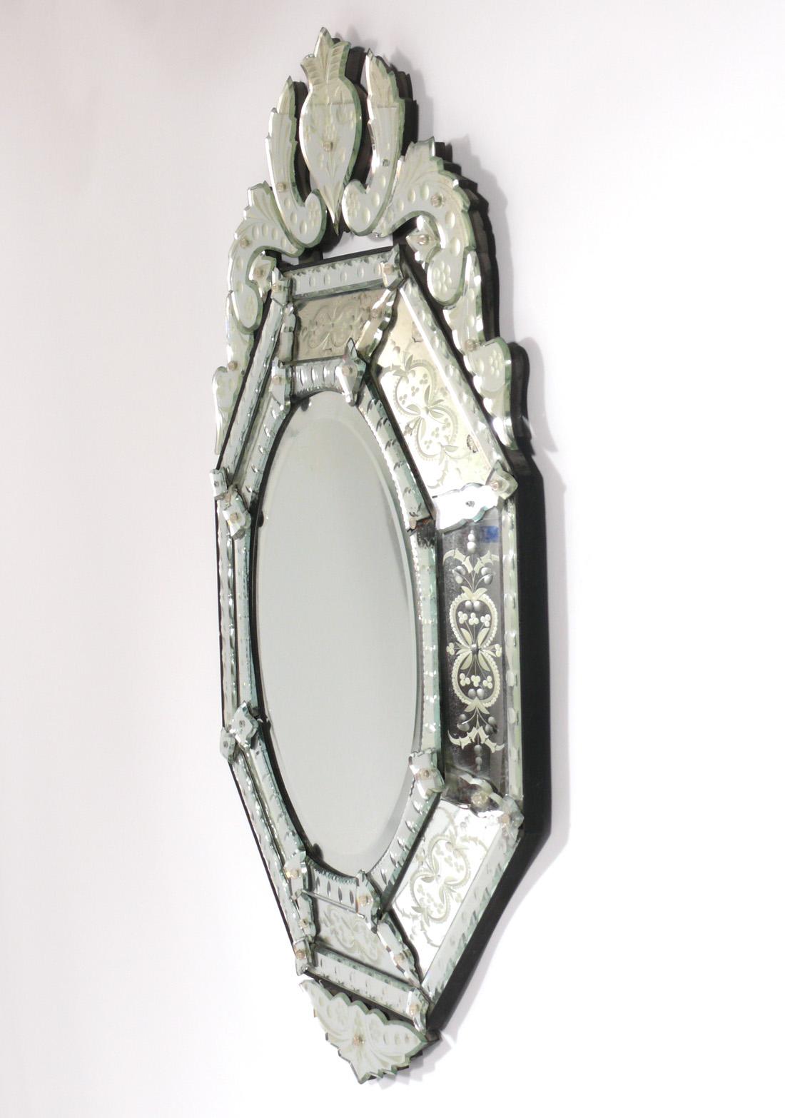 Grand miroir vénitien, Italie, vers les années 1990. Ce miroir a été récemment retiré du légendaire hôtel Carlyle à New York. Il mesure une hauteur impressionnante de 48,5 pouces et une largeur de 29,5 pouces.