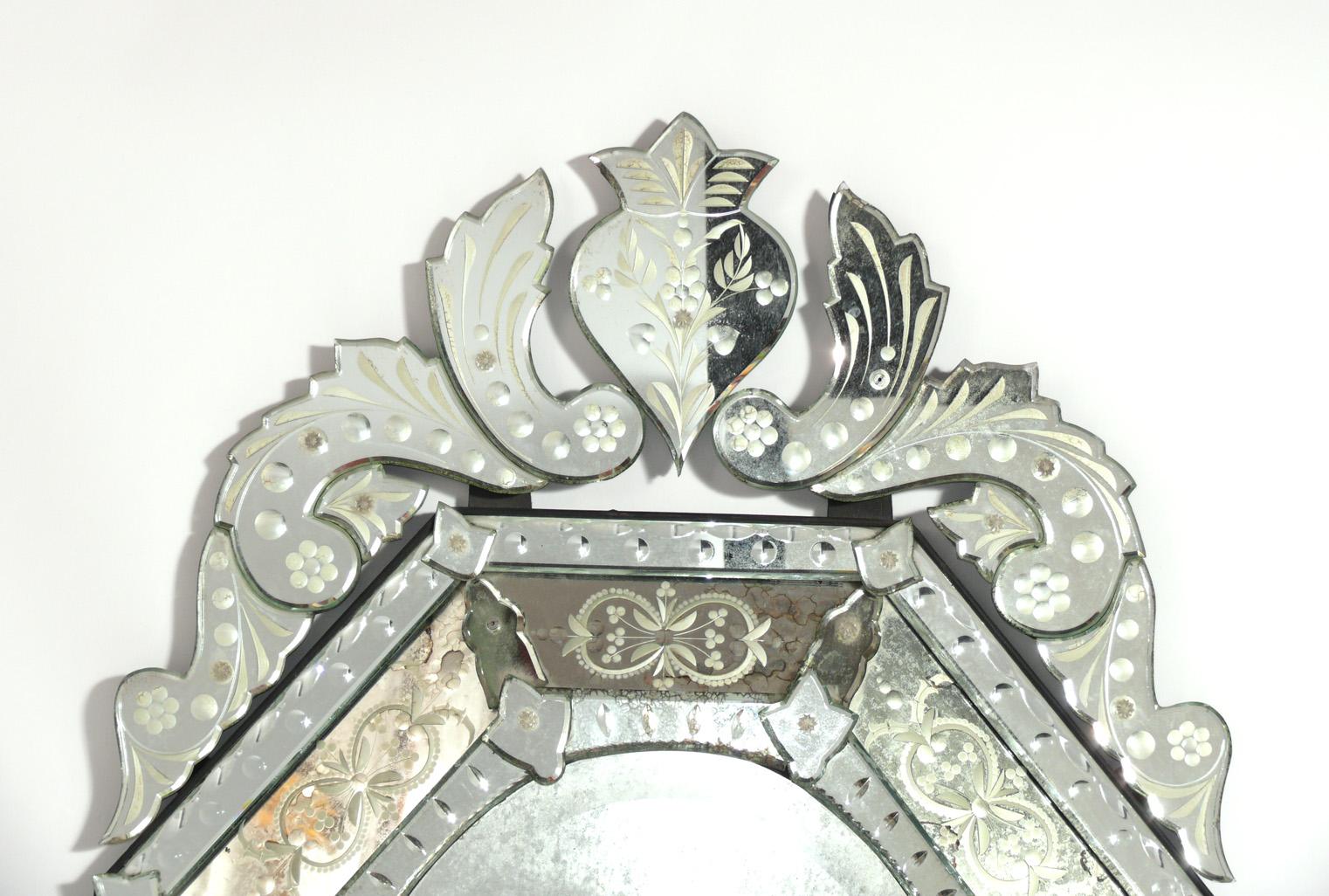 Hollywood Regency Élégant miroir vénitien de l'hôtel Carlyle NYC 48,5 