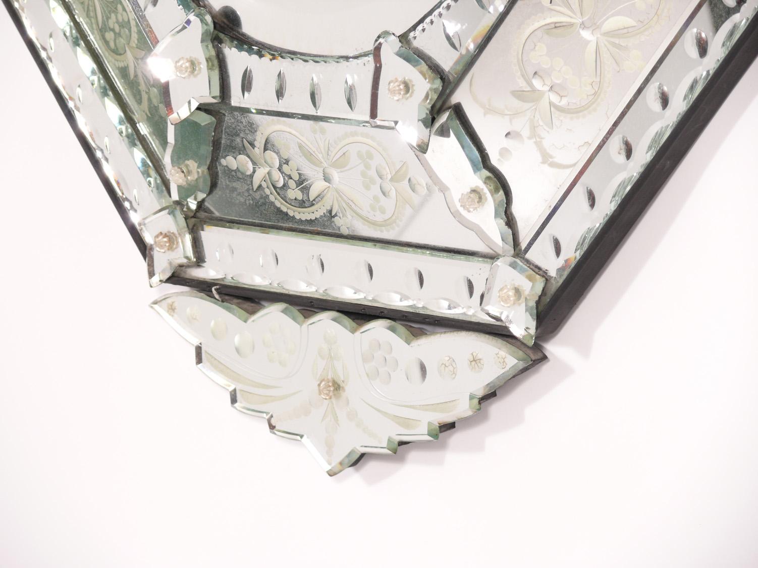 italien Élégant miroir vénitien de l'hôtel Carlyle NYC 48,5 