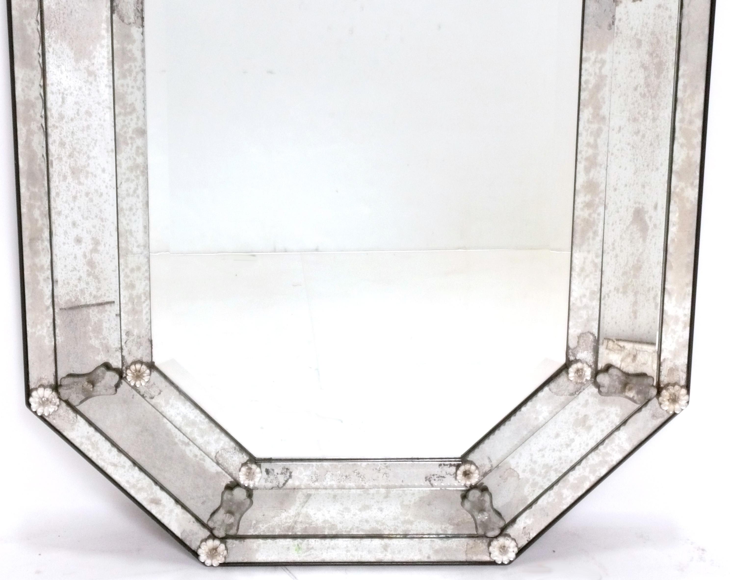 Hollywood Regency Eleganza dello specchio veneziano che conserva la calda patina originale Altezza 41