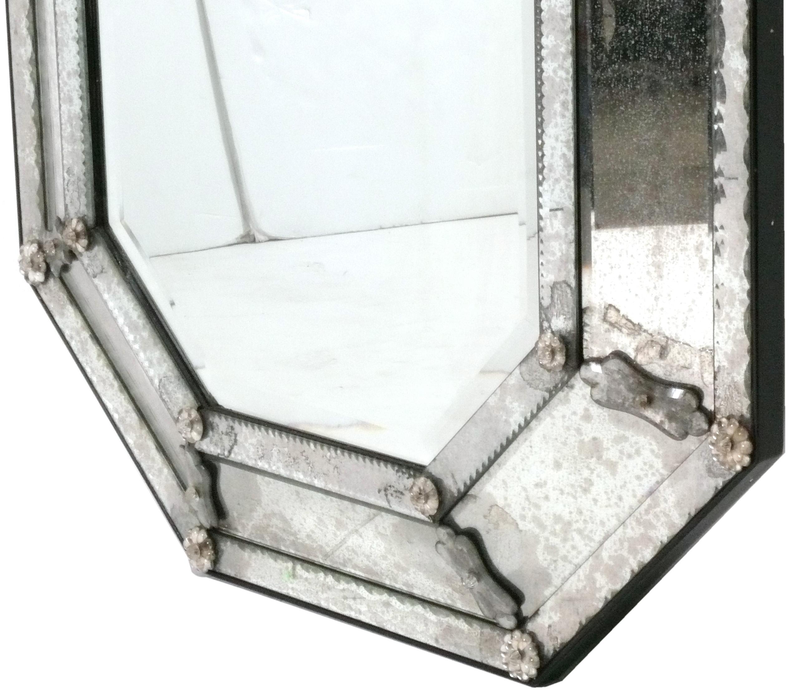 Italiano Eleganza dello specchio veneziano che conserva la calda patina originale Altezza 41