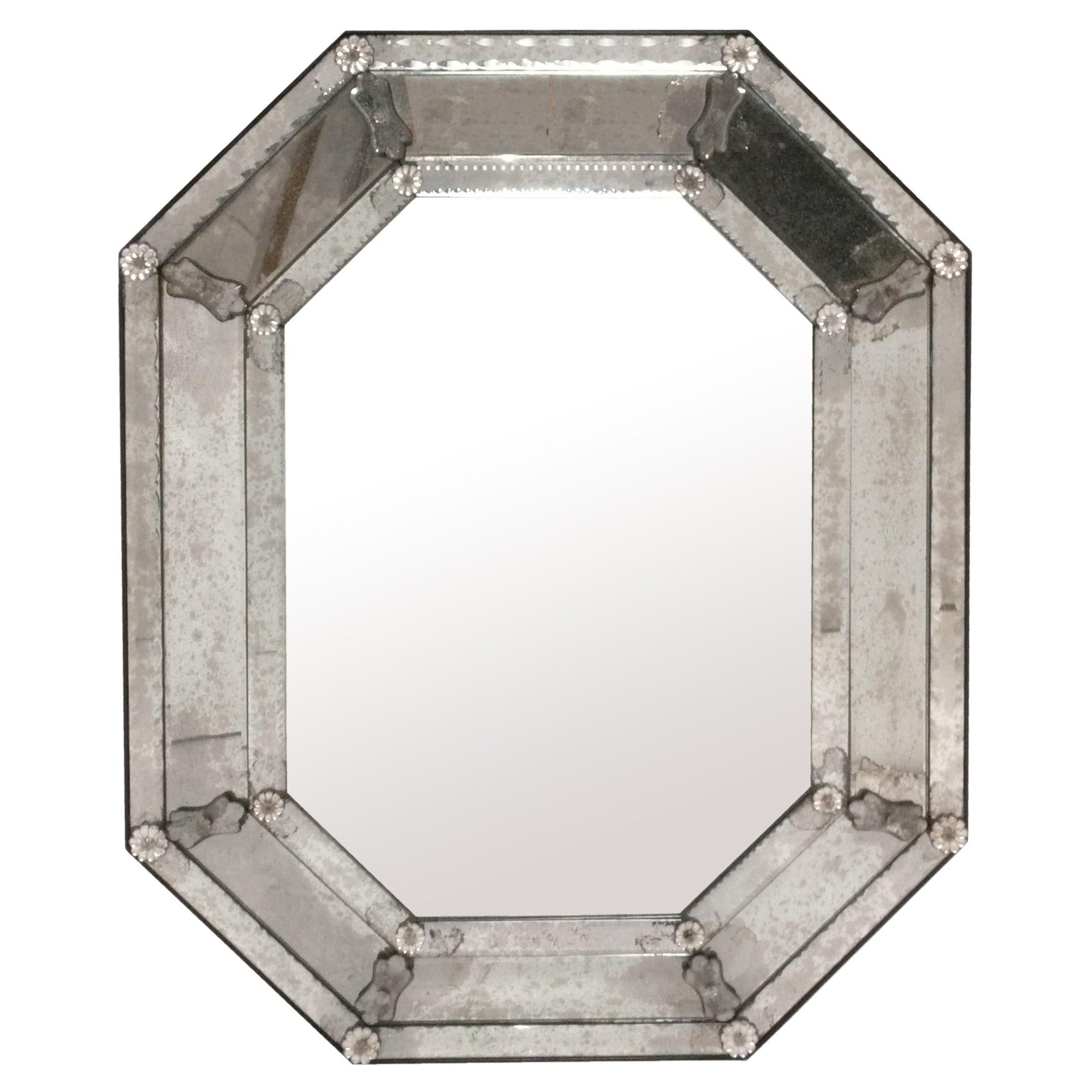 Eleganza dello specchio veneziano che conserva la calda patina originale Altezza 41" x Larghezza 33". in vendita