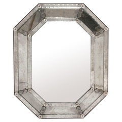 Elegante espejo veneciano que conserva la cálida pátina original 41" de alto x 33" de ancho