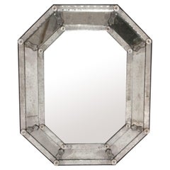 Eleganza dello specchio veneziano che conserva la calda patina originale Altezza 41" x Larghezza 33".