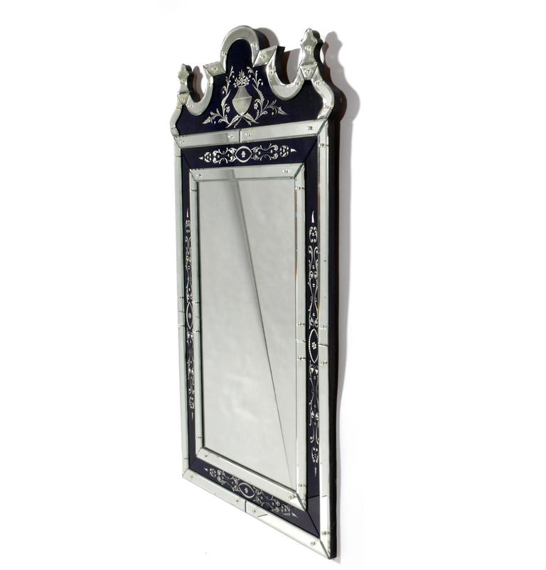Eleganter venezianischer Stil-Spiegel mit marineblauen verspiegelten  Akzenten im Angebot bei 1stDibs