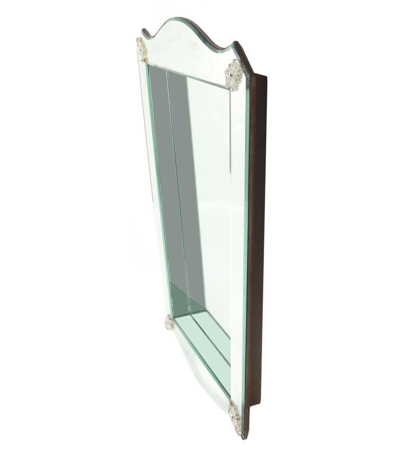 Élégant miroir vénitien en forme de boîte à ombre, Italie, vers les années 1940. Le design glamour comprend une boîte d'ombre encastrée qui permet d'exposer ou simplement d'ajouter une profondeur visuelle. Détails en Lucite dans les coins. Conserve