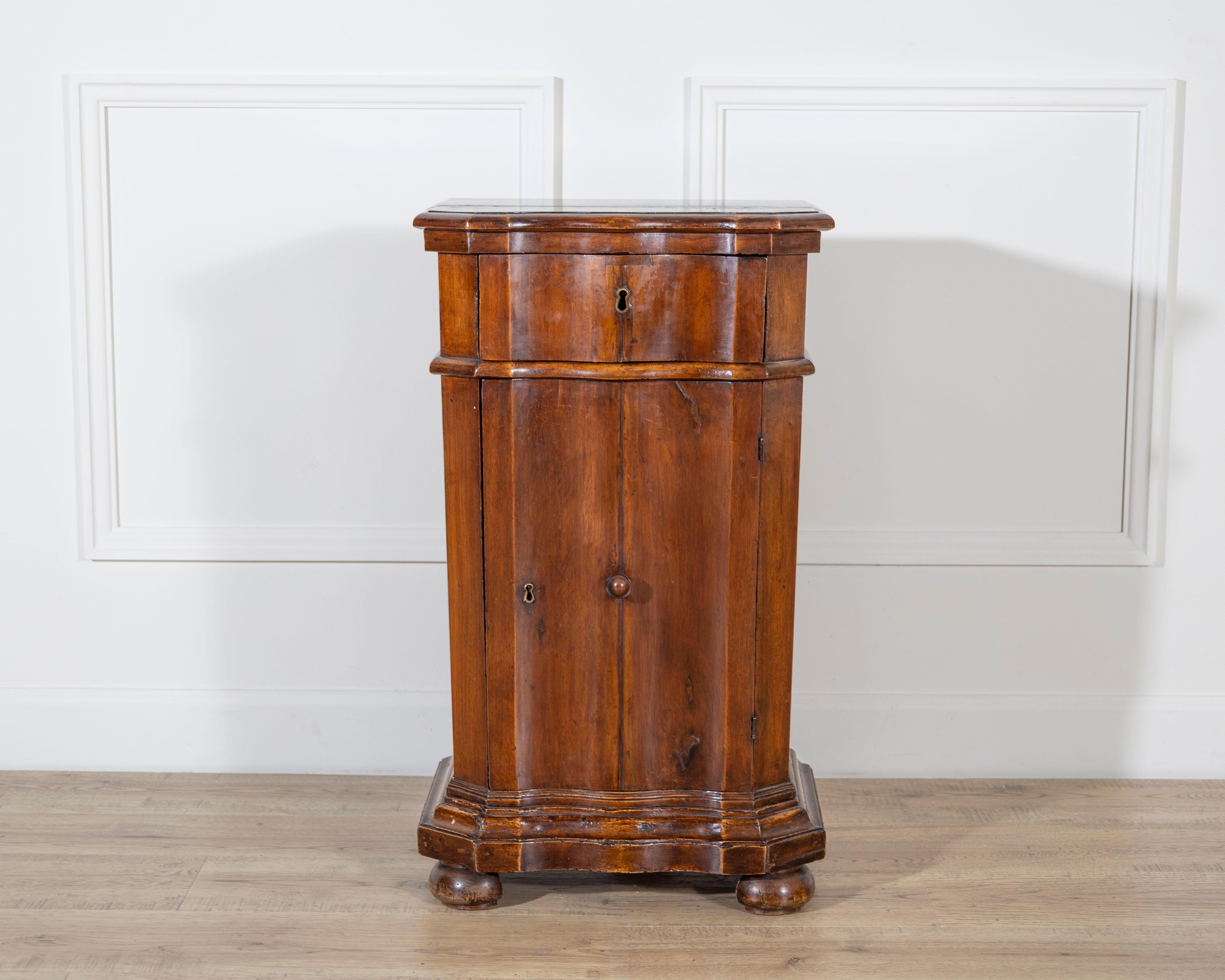 italien Elegante table de chevet vénitienne en forme d'urne avec genouillère, milieu du 18e siècle en vente