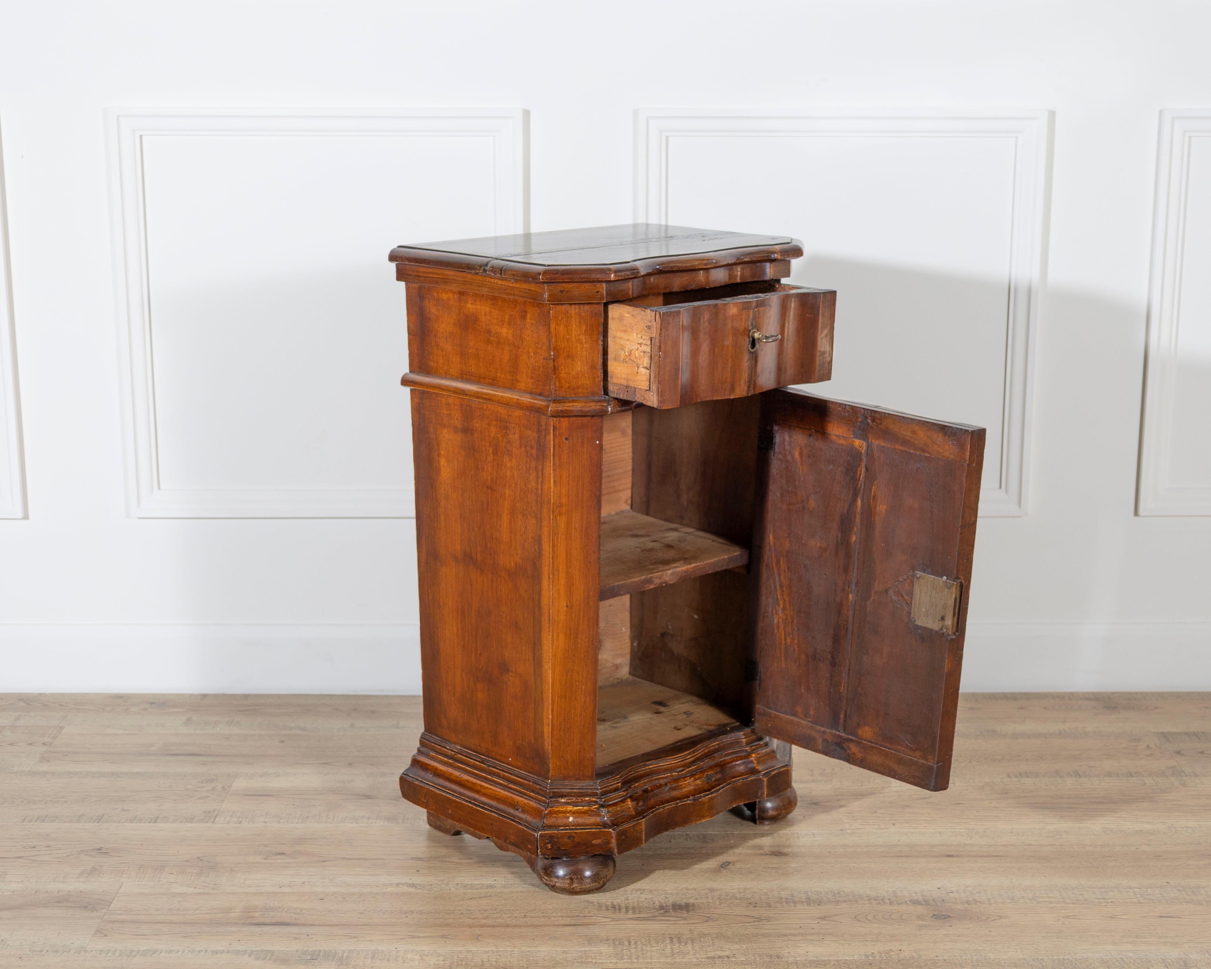 XVIIIe siècle et antérieur Elegante table de chevet vénitienne en forme d'urne avec genouillère, milieu du 18e siècle en vente