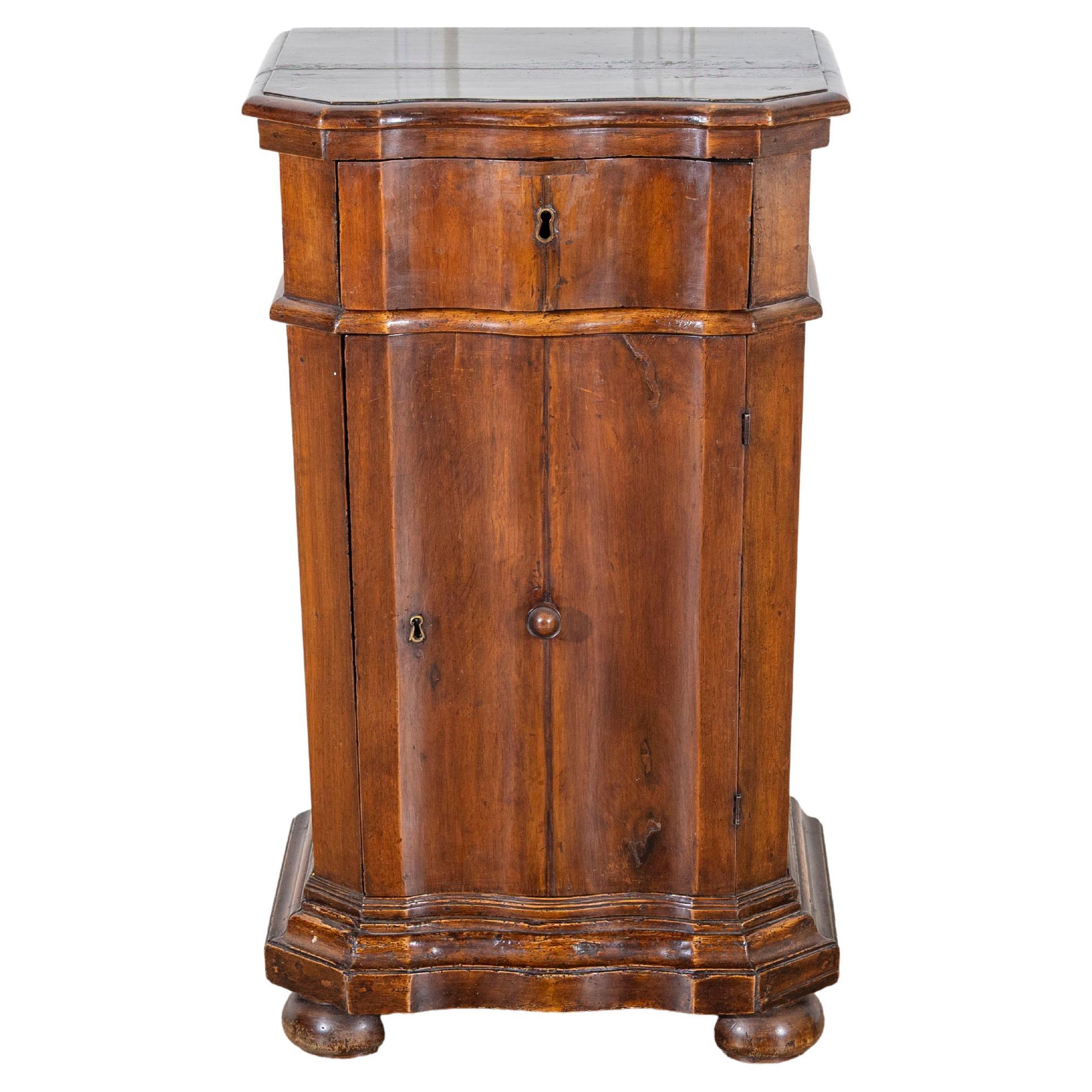 Elegante table de chevet vénitienne en forme d
urne avec genouillère, milieu du 18e siècle en vente