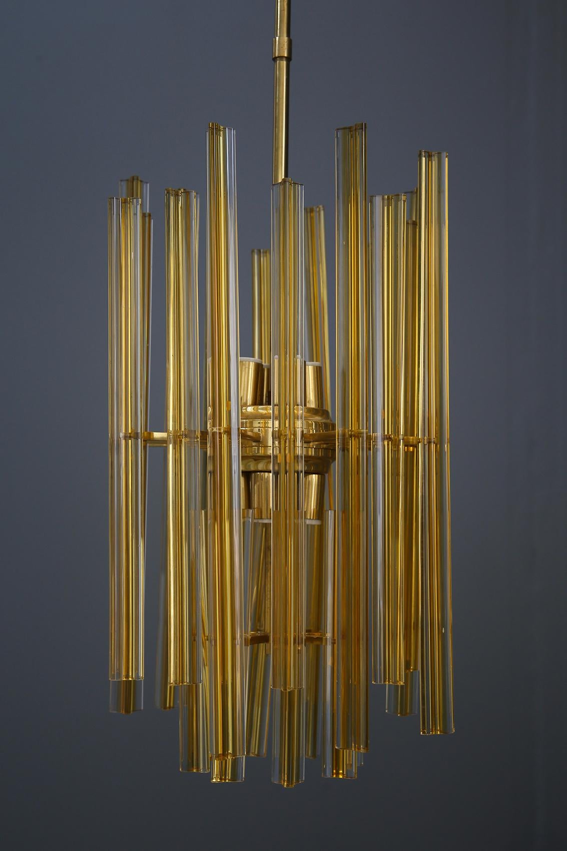 Milieu du XXe siècle Lustre Venini du milieu du siècle dernier en verre doré et laiton élégant, 1950 en vente